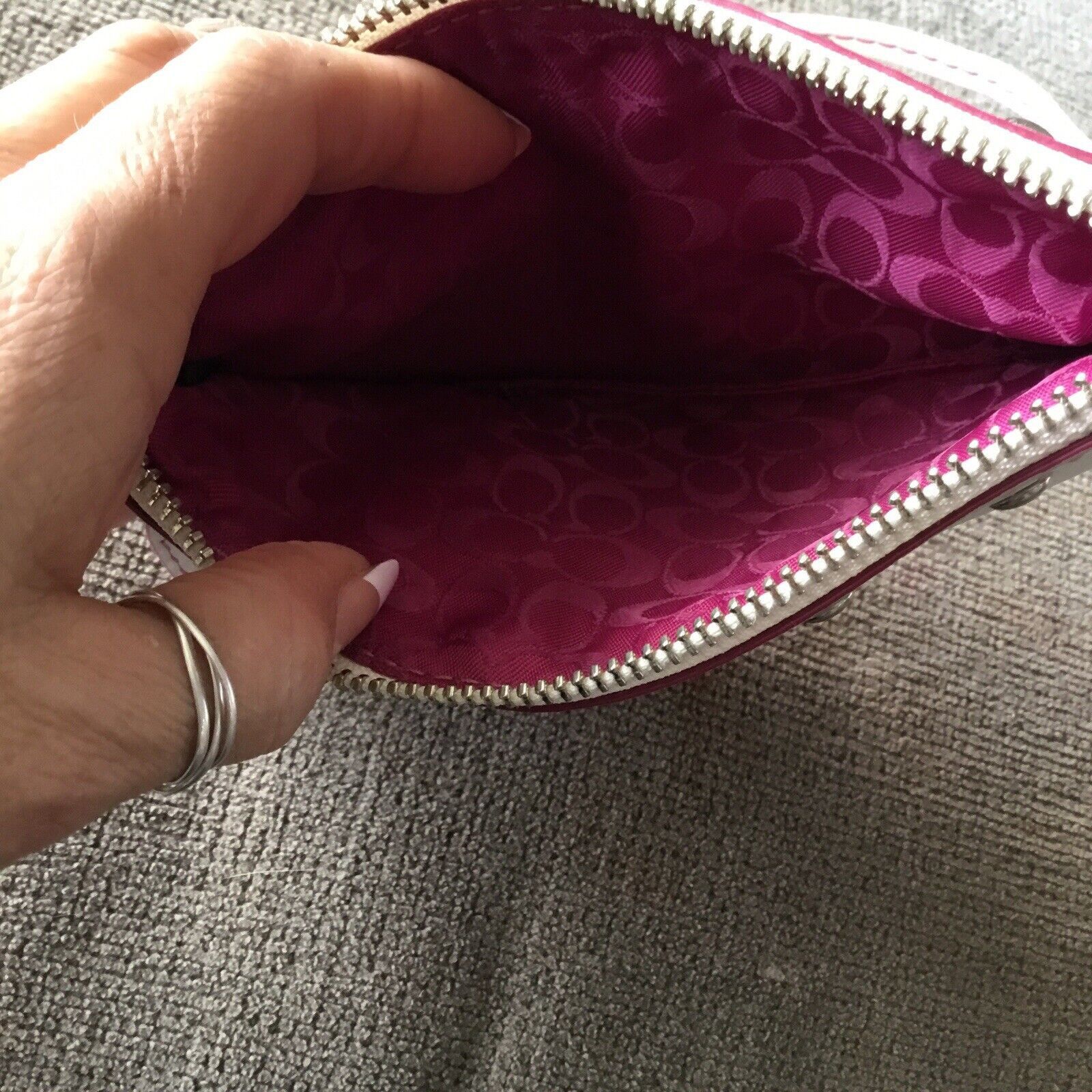Coach VINTAGE RARE COACH HEART CUTOUT WRISTLET WALLET COIN PURSE Size ONE SIZE - 8 Thumbnail