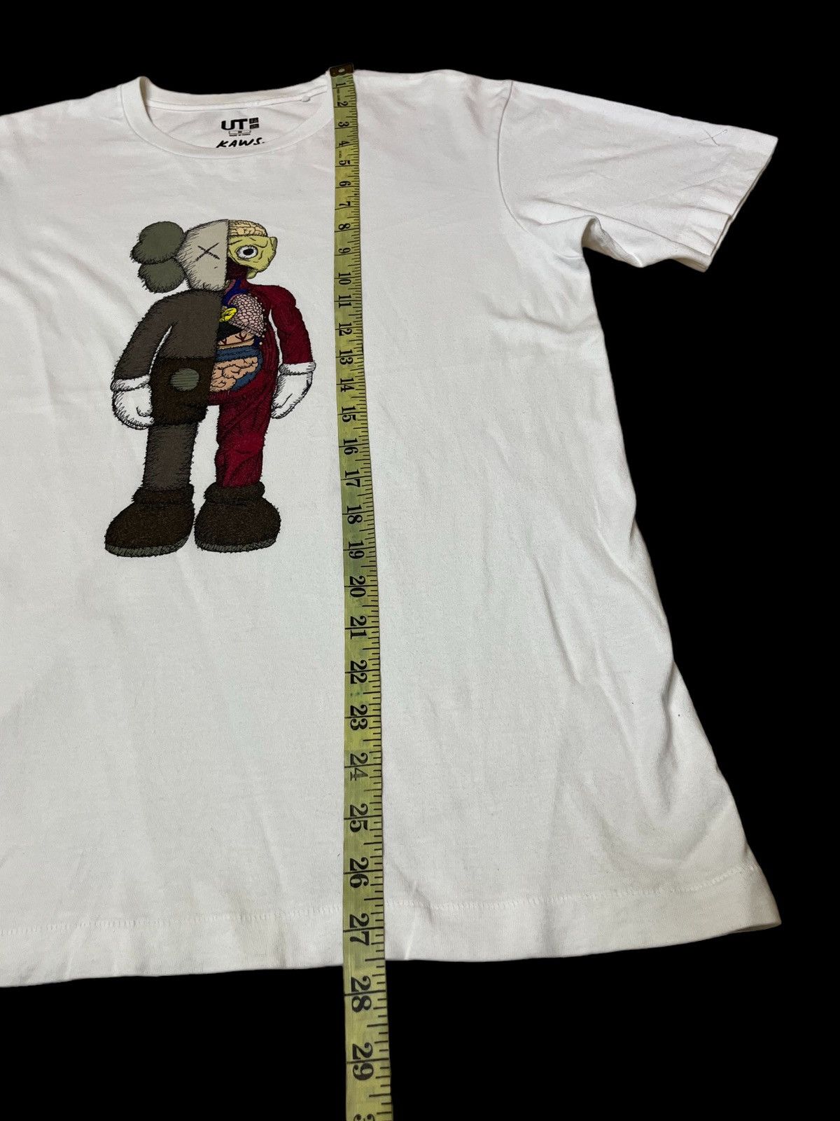 Kaws × Uniqlo GRAIL🔥UNIQLO X KAWS COLLABORATION T SHIRT Size US M / EU 48-50 / 2 - 7 Thumbnail
