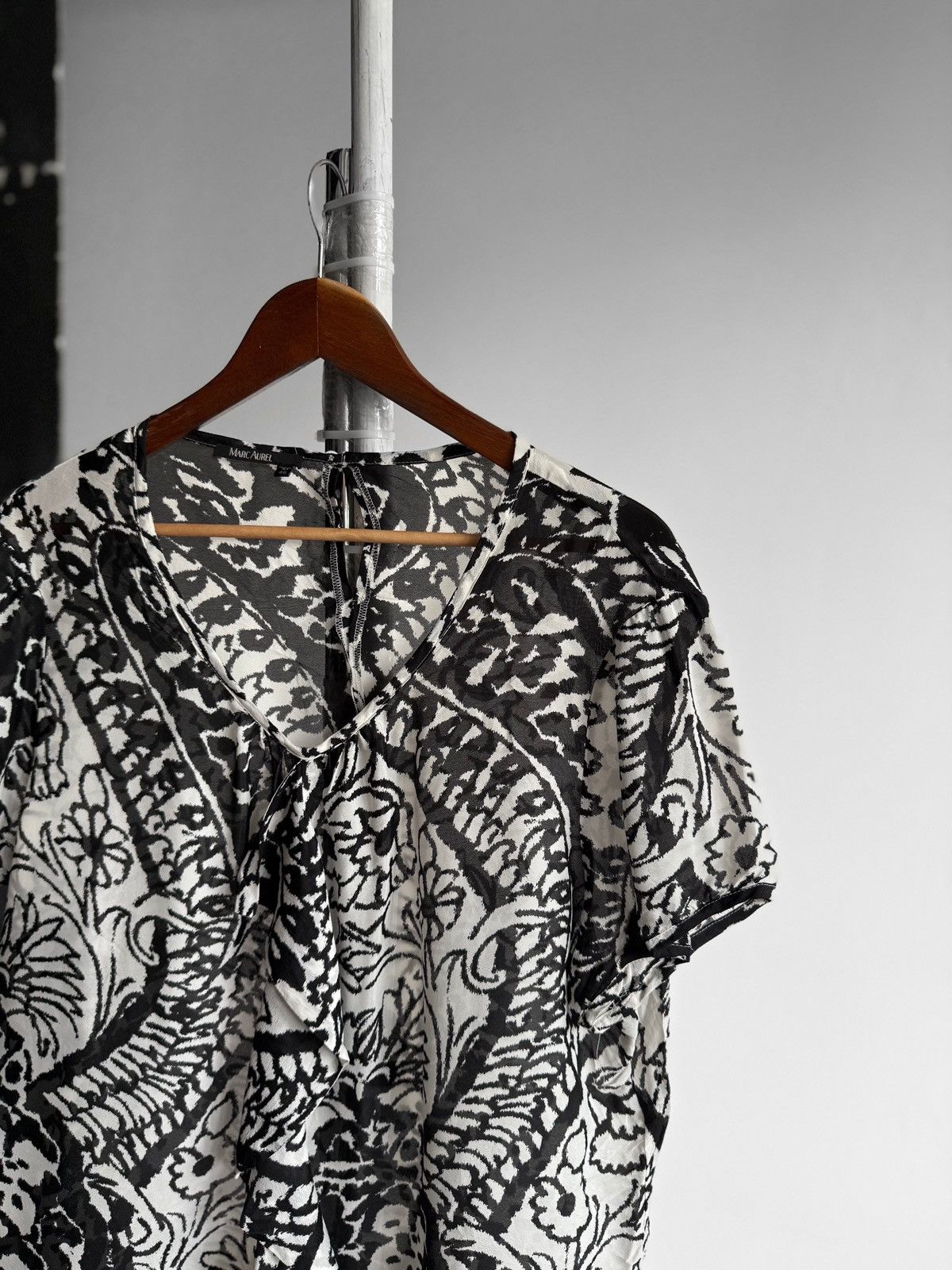 Designer Marc Aurel Womens Sheer Floral Blouse Top SS V-Neck Size XL / US 12-14 / IT 48-50 - 2 Thumbnail