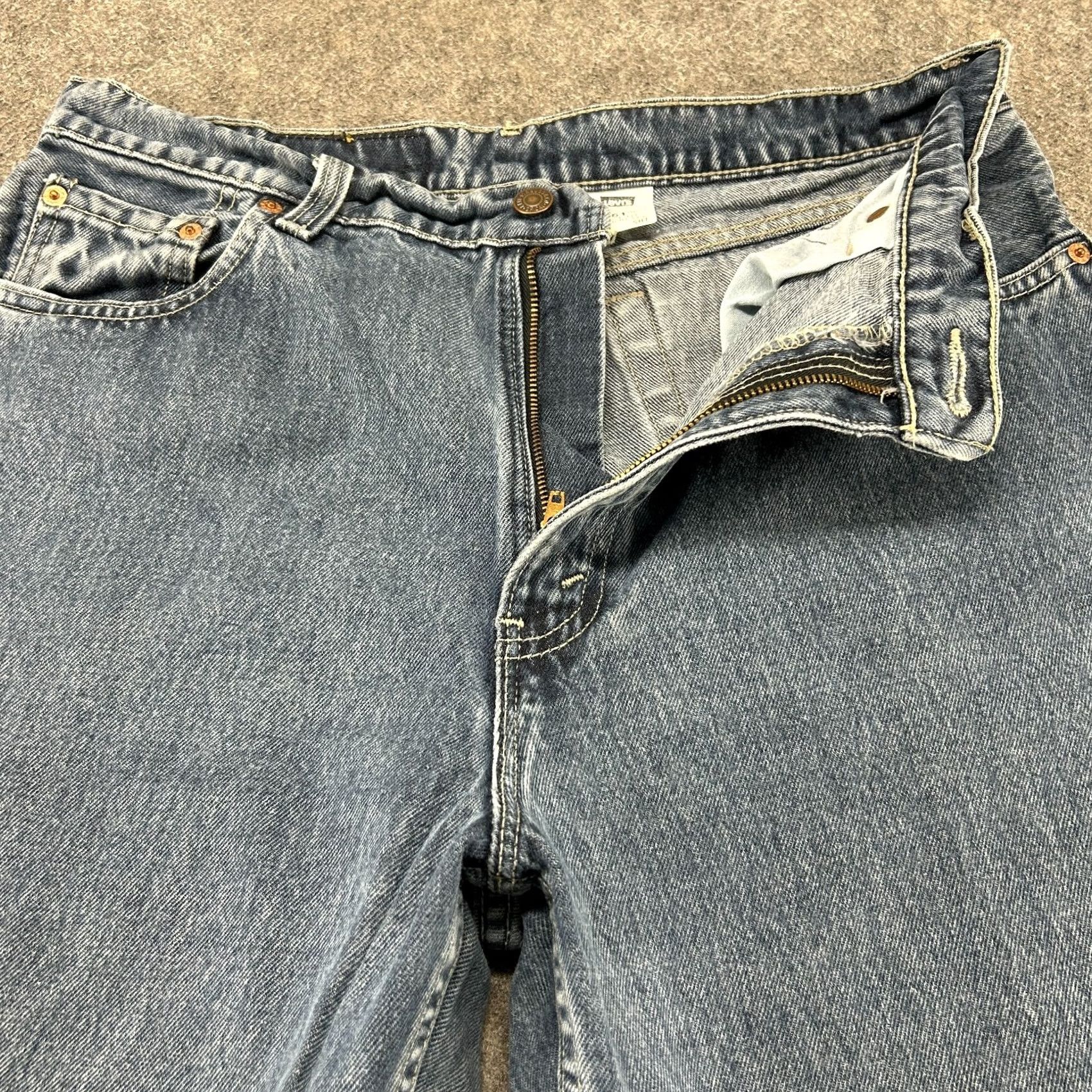 Levi's VINTAGE Levi's 561 Jeans Women 14 Blue Relaxed Straight 31 In Inseam 5-Pocket Distressed USA 90s Size 36" / US 14 / IT 50 - 2 Thumbnail