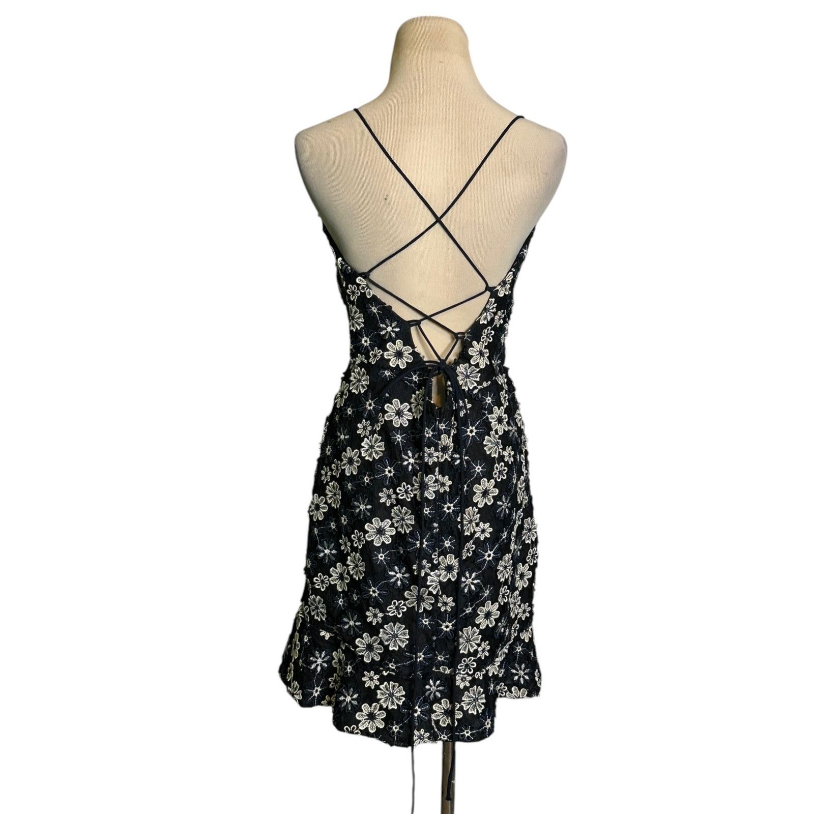REVOLVE NBD Marilyn blue white floral embroidered mini dress size M Size M / US 6-8 / IT 42-44 - 16 Thumbnail