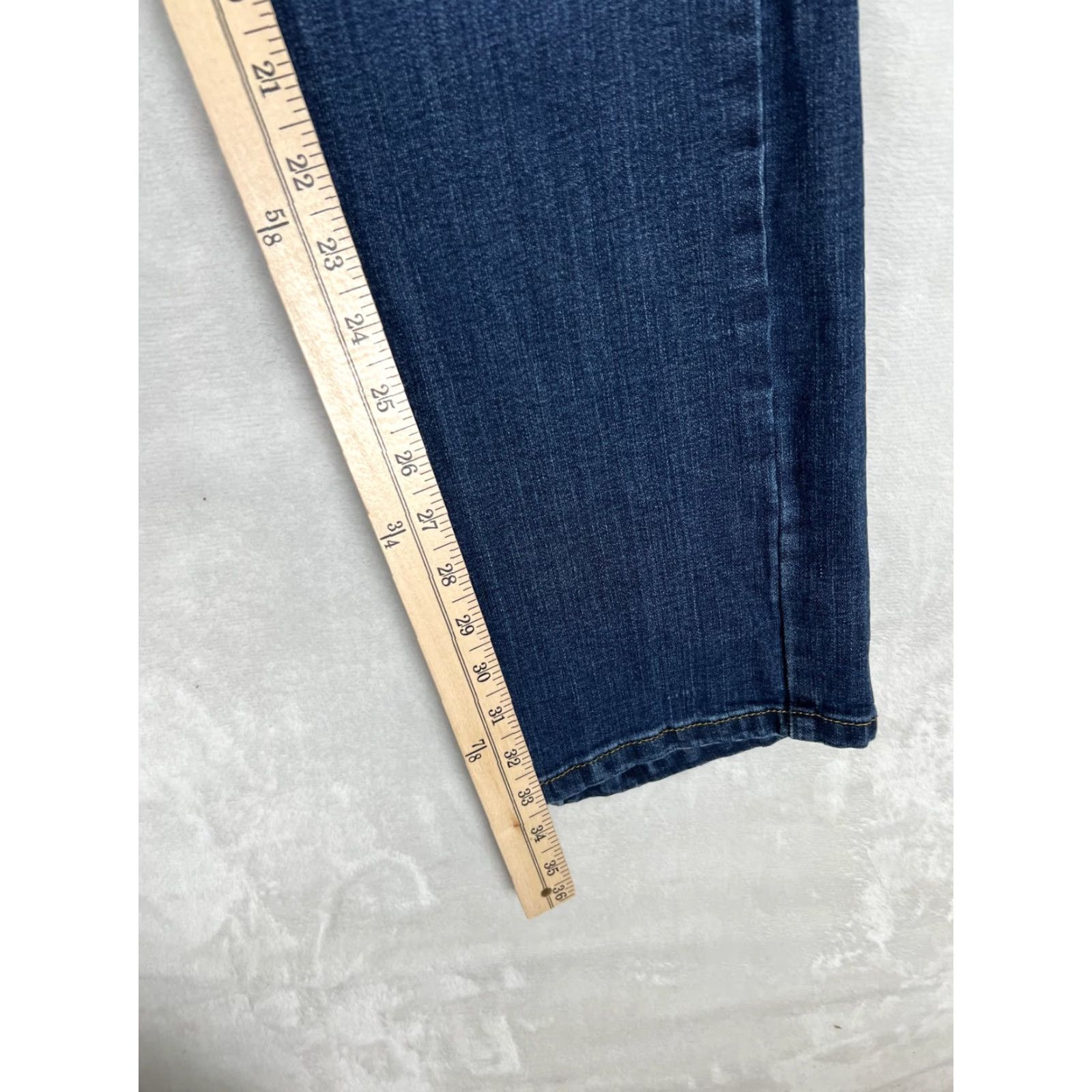 Wrangler Wrangler Jeans Womens 6x34 High Rise True Straight Denim Medium Wash Stretch 5-Pocket Blue Regular Waist 26 in Inseam 34 in Size 28" / US 6 / IT 42 - 6 Thumbnail