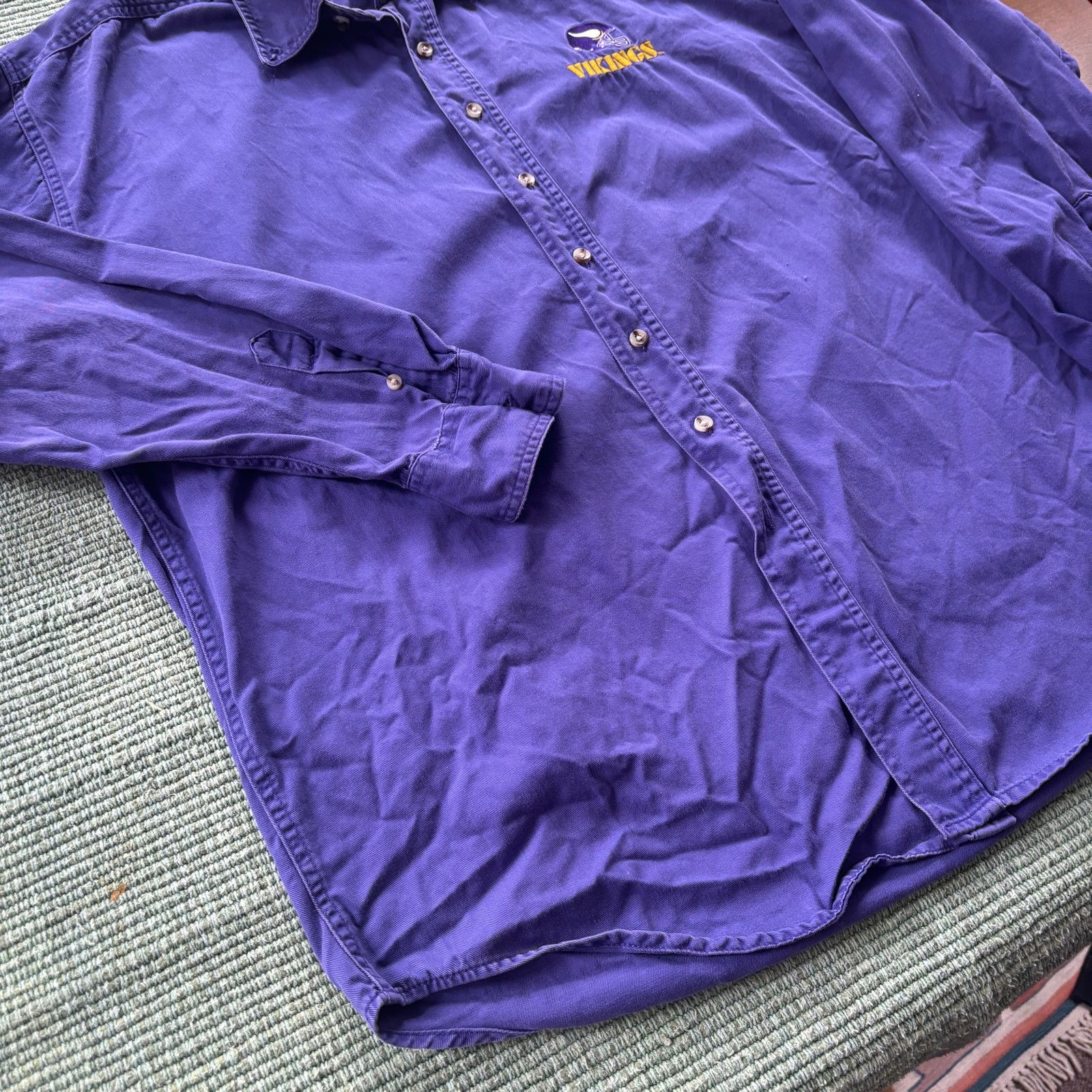 Vintage Vintage 1990s Purple Cotton Minnesota Vikings Button Up XL Size US XL / EU 56 / 4 - 6 Thumbnail