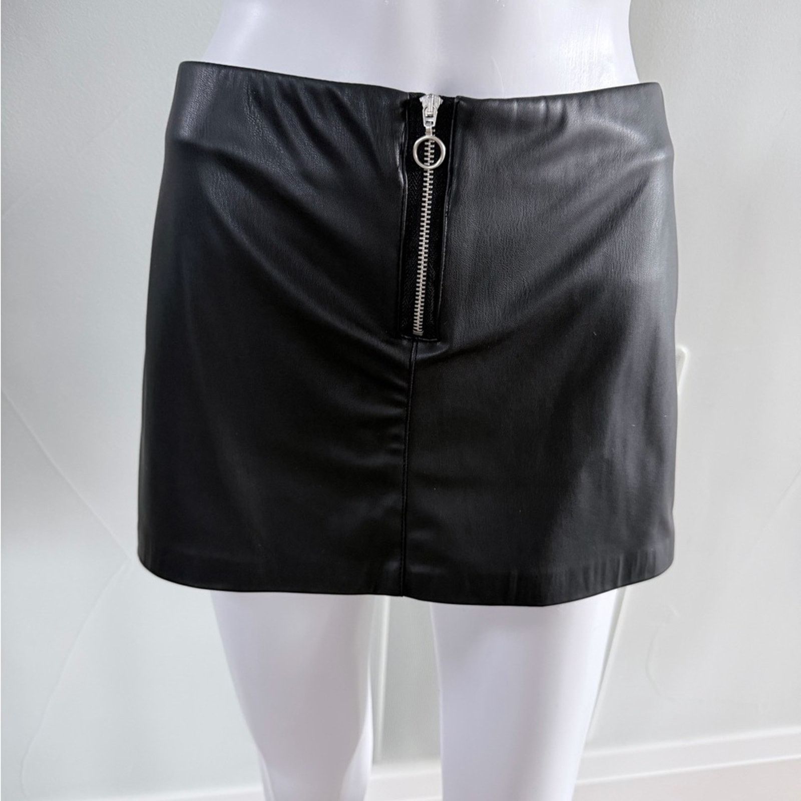 Zara New Y2K Zara Faux Leather Black Zippered Mini Skort size XS Size 25" / US 0 / IT 36 - 2 Thumbnail