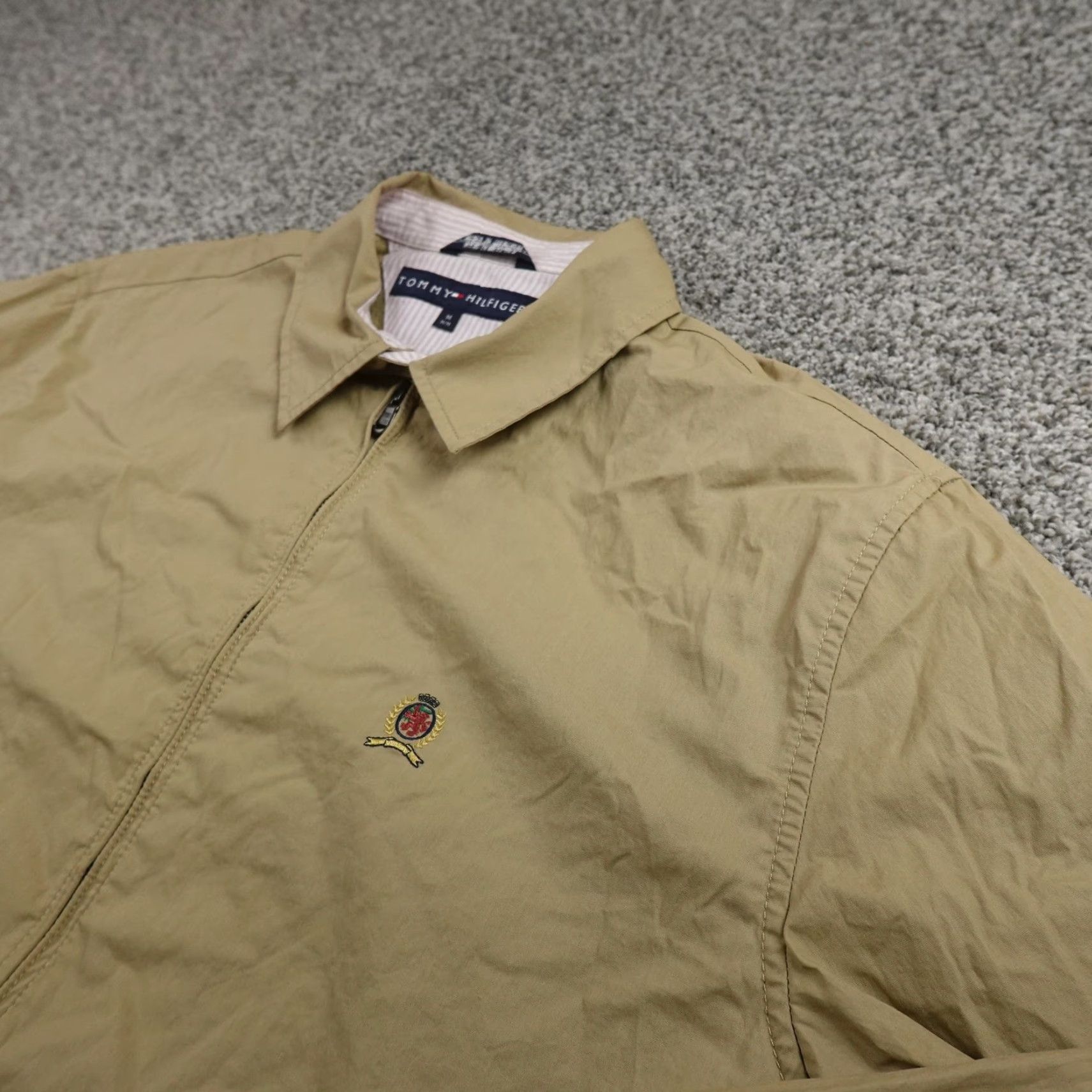 Tommy Hilfiger VINTAGE Tommy Hilfiger Jacket Mens M Beige Crest Logo Zip Chin Strap Bomber Golf Y2K Size US M / EU 48-50 / 2 - 2 Thumbnail