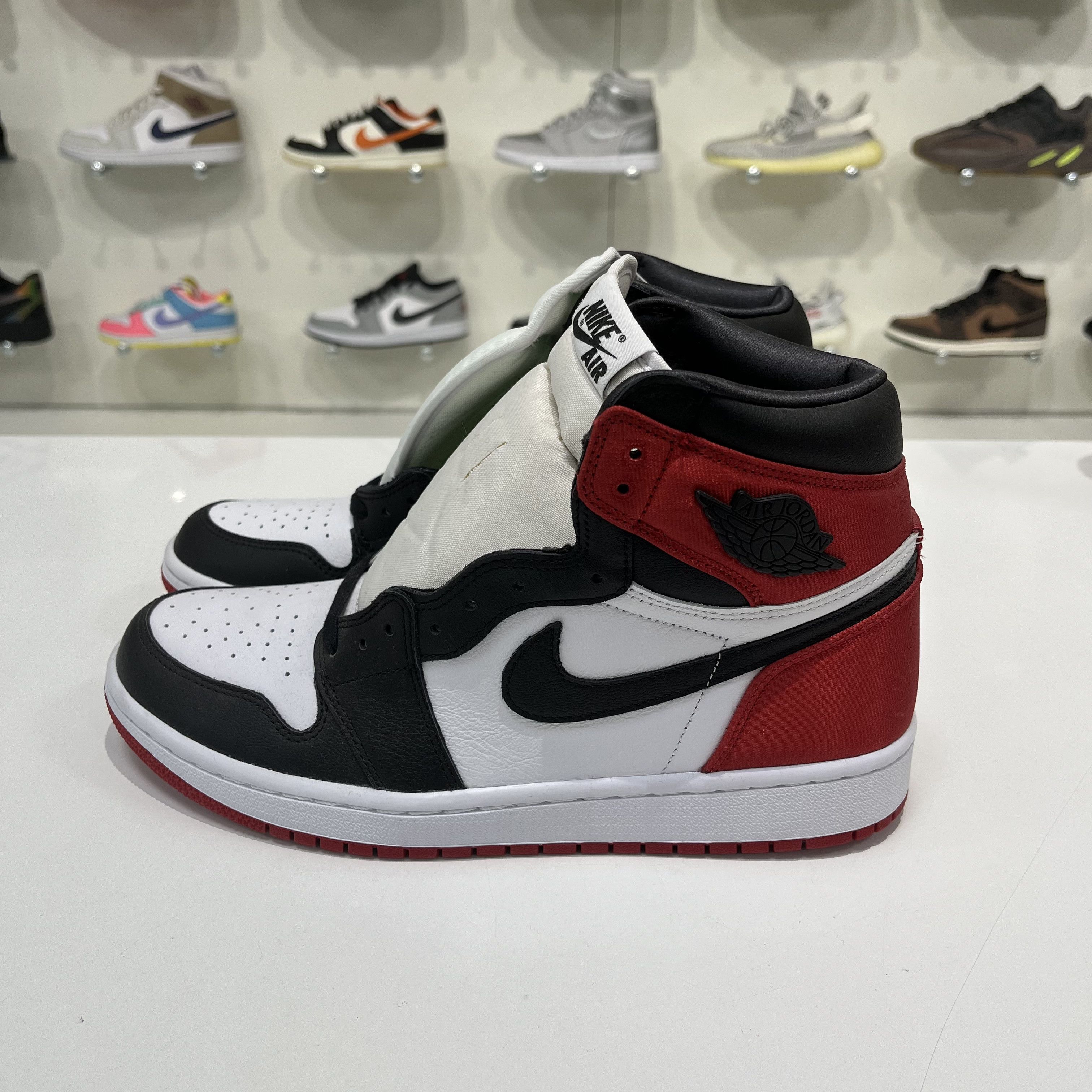 Nike Air Jordan 1 Retr High Satin Black Toe (W) Size US 10 / IT 40 - 2 Thumbnail