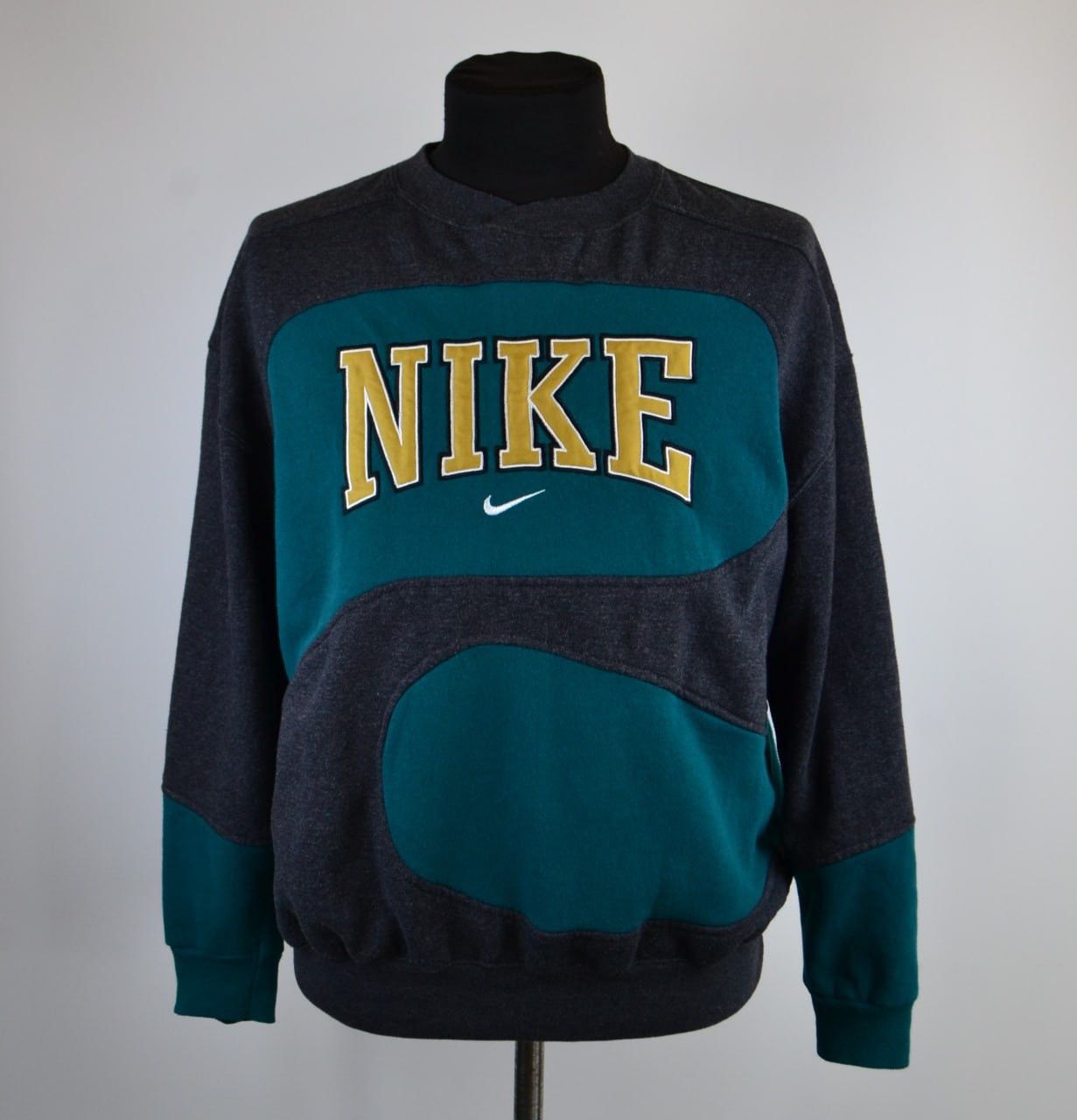 Vintage Nike Vintage Big Logo Sweatshirt Size L Size US L / EU 52-54 / 3 - 1 Thumbnail