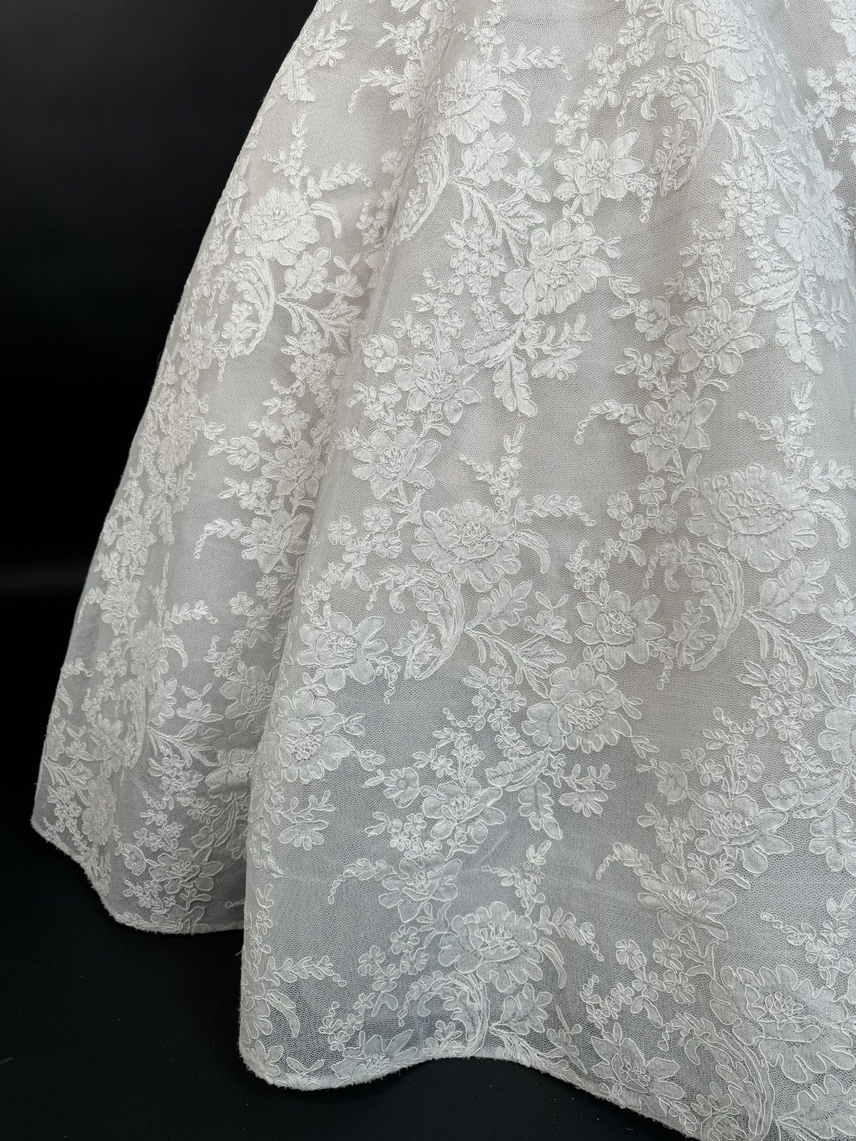 Other Preloved US 6 Anna Augusta French corded lace Bridal Gown Size M / US 6-8 / IT 42-44 - 4 Thumbnail