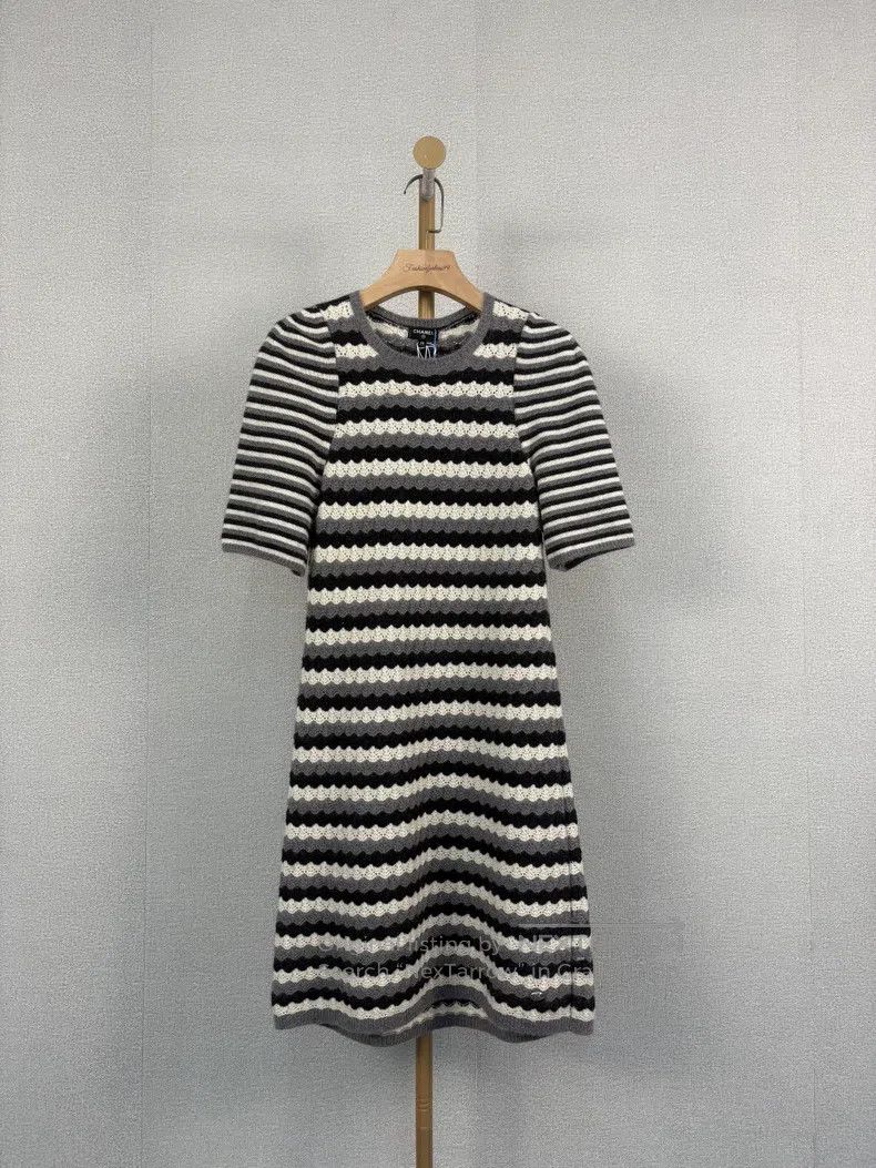 Chanel Chanel Cashmere knitted dress Size XS / US 0-2 / IT 36-38 - 1 Thumbnail