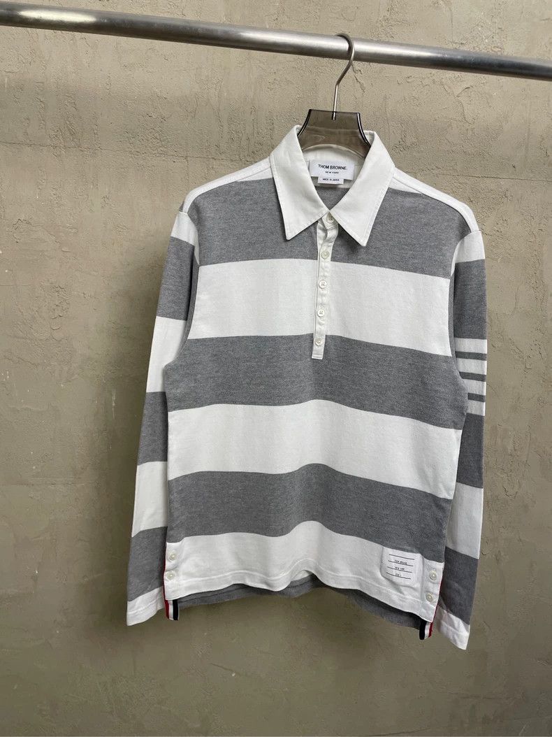 Thom Browne Thom browne Gray and white striped arm four-striped polo co Size US XL / EU 56 / 4 - 1 Thumbnail