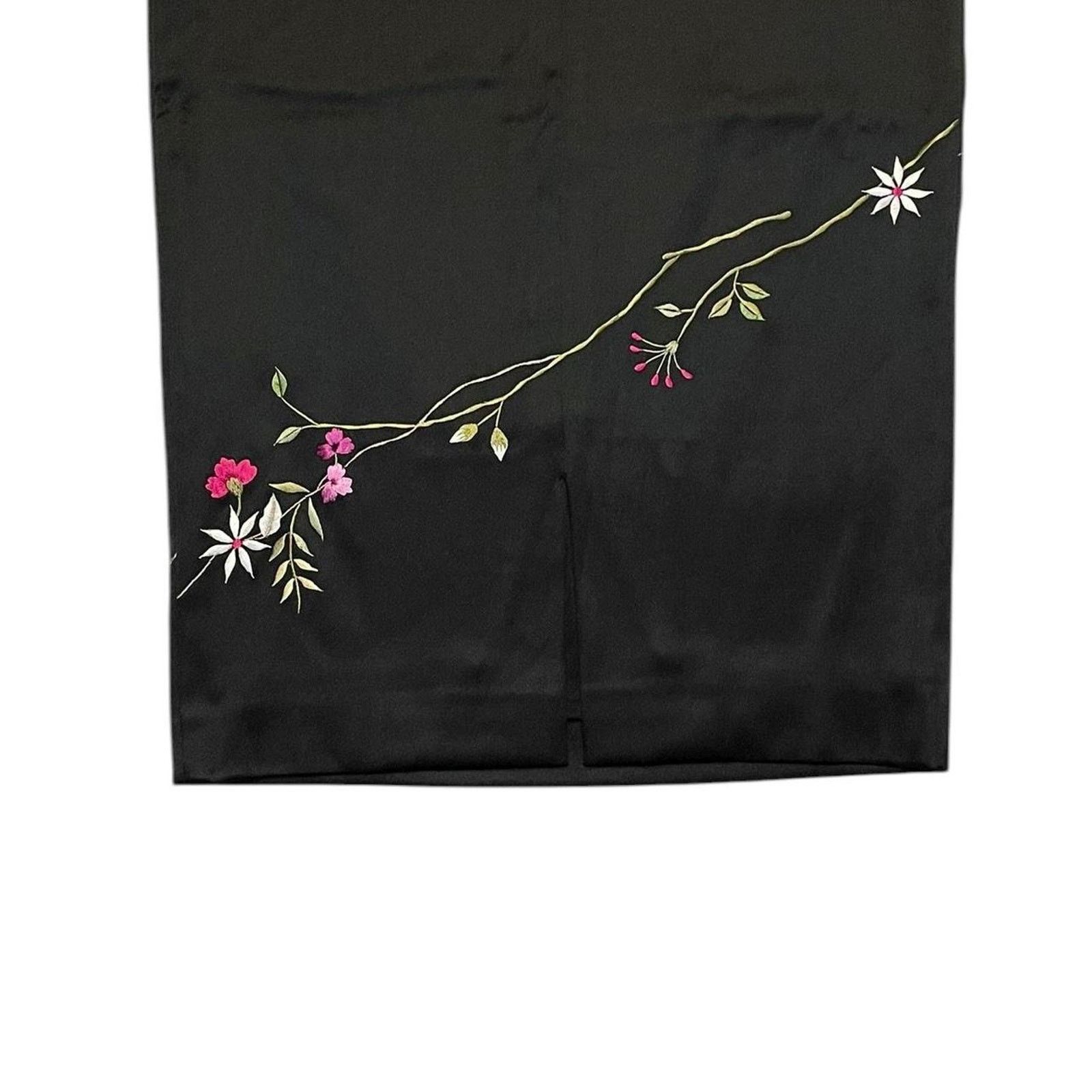 Vintage VTG Mandalay black satin floral embroidered pencil skirt Size 28" / US 6 / IT 42 - 5 Thumbnail