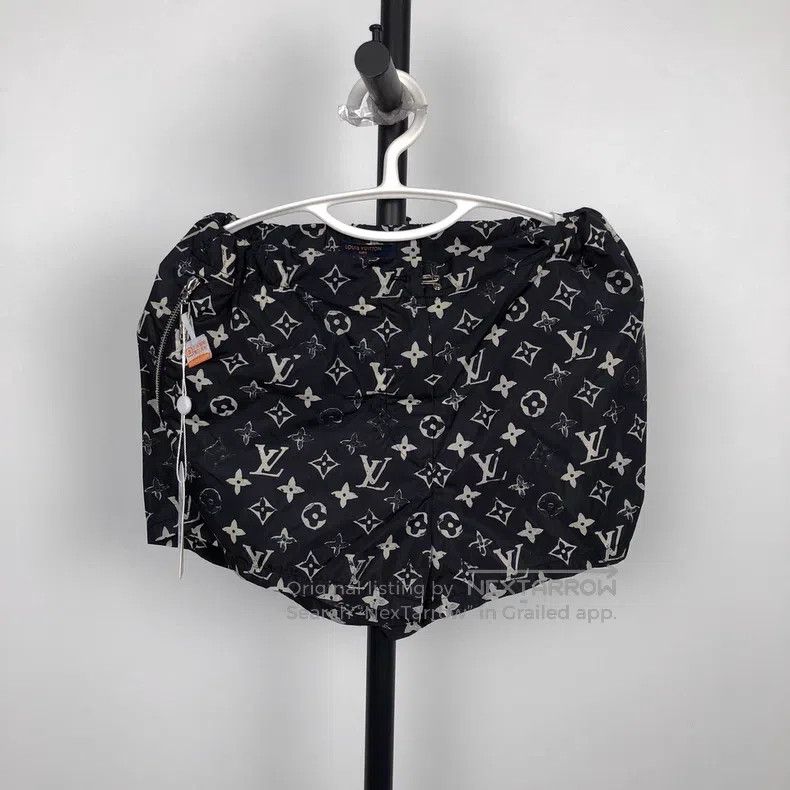 Louis Vuitton Louis Vuitton Black and white full print shorts Size US 34 / EU 50 - 1 Thumbnail