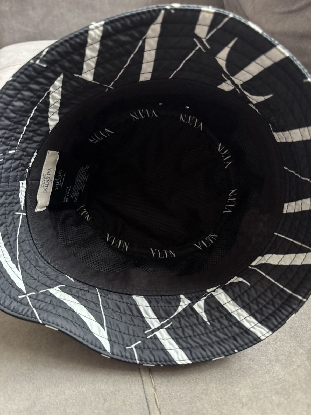 Valentino VALENTINO bucket hat see/STUDY all photos and description Size ONE SIZE - 5 Thumbnail