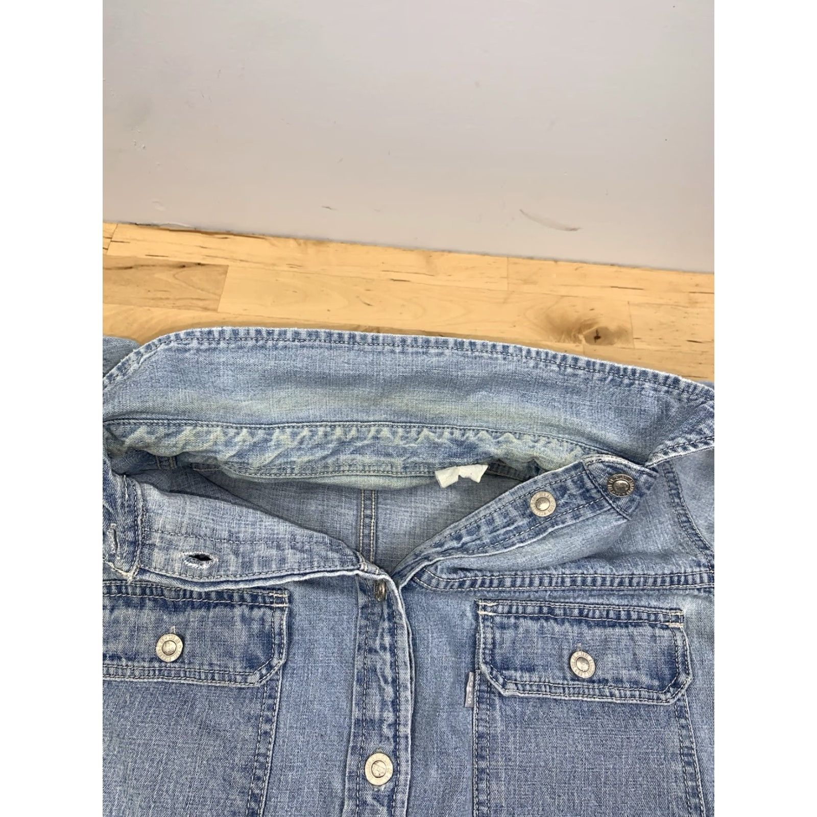 Levi's VINTAGE Levi's Silvertab Denim Button-Up Shirt Mens M Blue Light Wash 90s Western Jeans Shirt Men M Blue Light Wash Size US M / EU 48-50 / 2 - 3 Thumbnail
