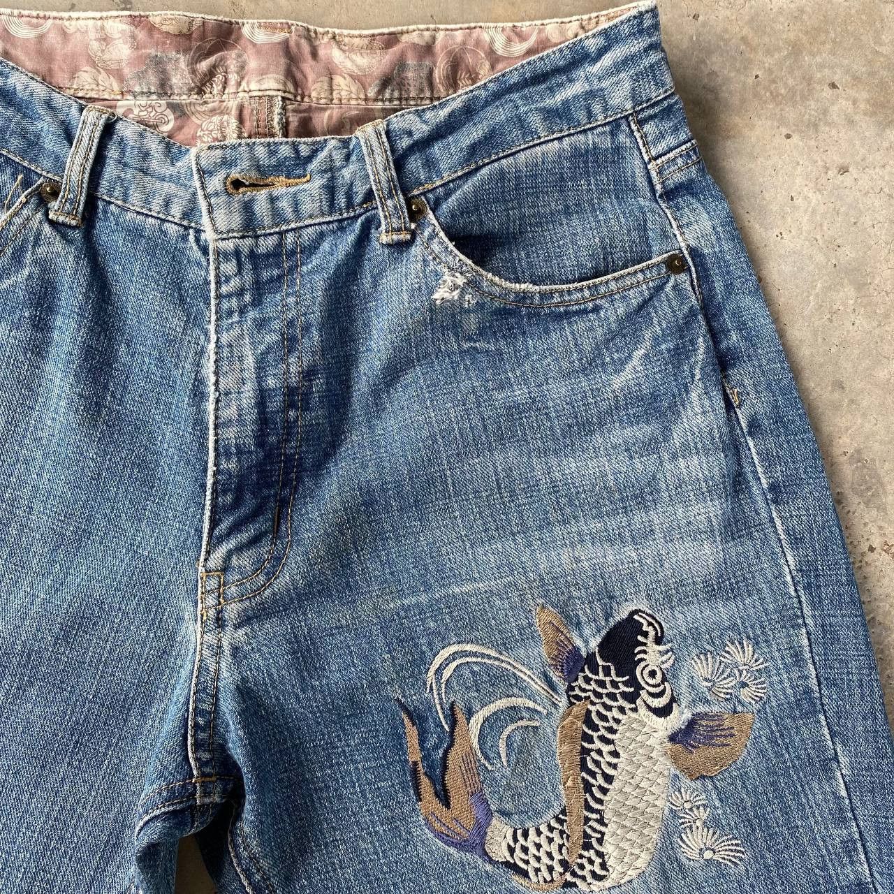 Japanese Brand × Kamakura JAPANESE BRAND SUKAJAN KOI FISH EMBROIDERED DISTRESSED JEAN Size US 31 - 8 Thumbnail