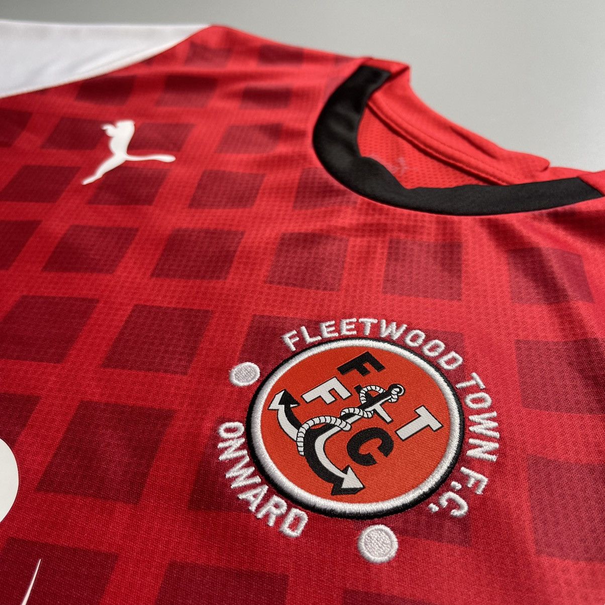 Puma FLEETWOOD TOWN PUMA 2023/2024 FOOTBALL JERSEY #7 TSHIMANGA Size US M / EU 48-50 / 2 - 5 Thumbnail
