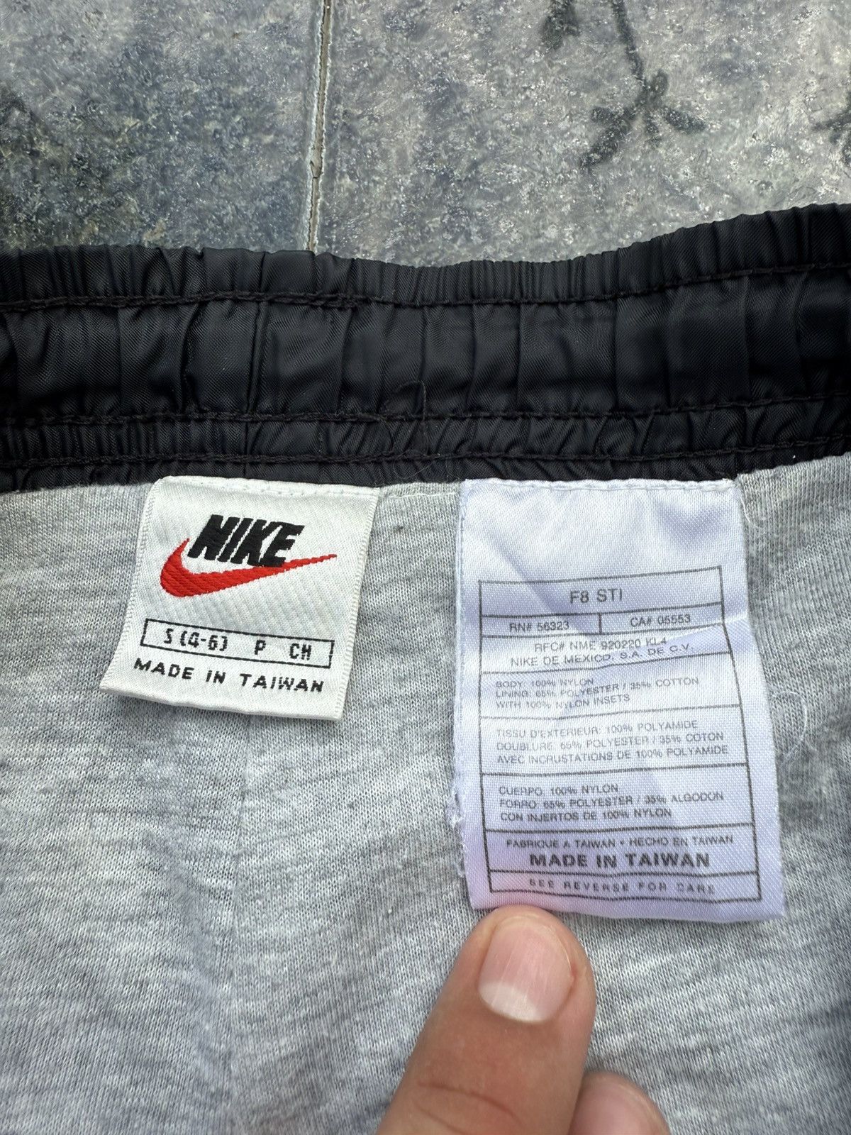 Nike 90’s NIKE RARE SWOOSH LOGO Y2K VINTAGE NYLON TRACK PANTS Size US 32 / EU 48 - 8 Thumbnail