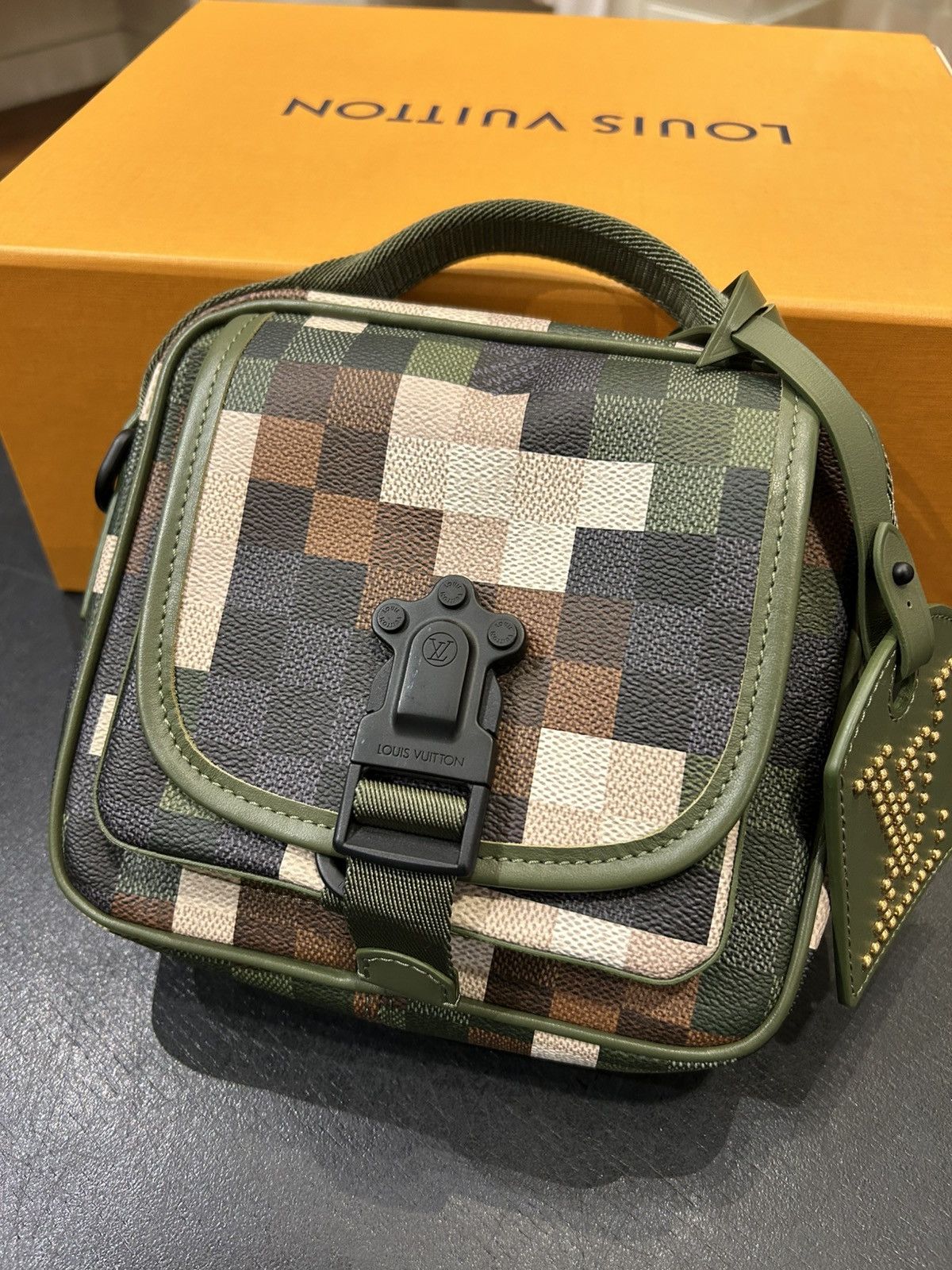 Louis Vuitton Louis Vuitton Damoflage Runaway Quest Messenger Size ONE SIZE - 1 Thumbnail