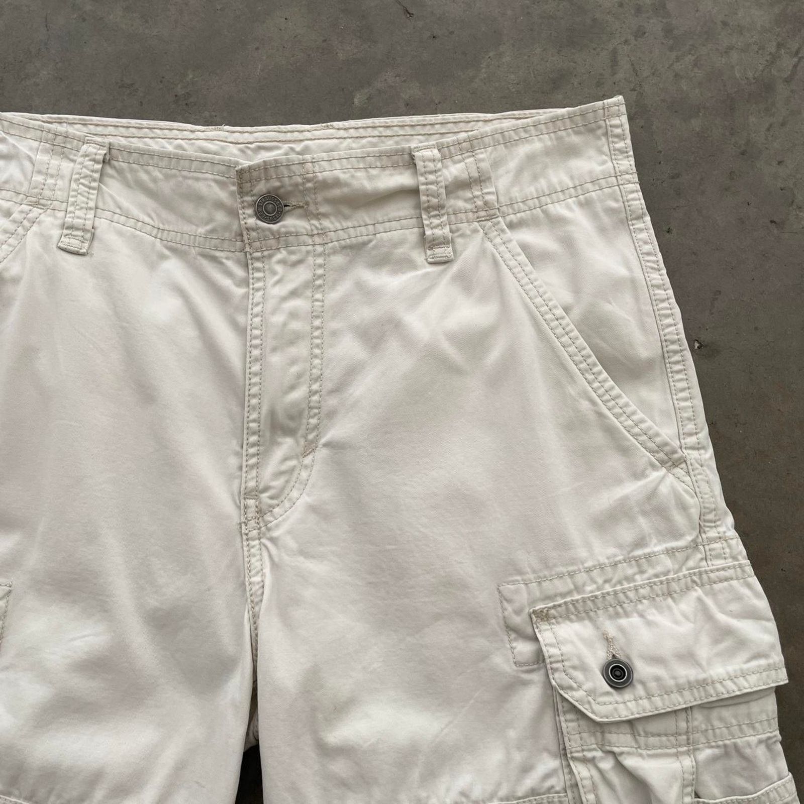 Levi's Levi’s White Cargo Shorts Size US 33 - 3 Thumbnail