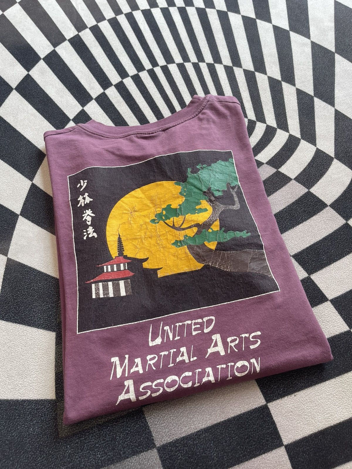Vintage Vintage 90s Shao Lin Martial Arts Graphic Tee - Sun & Pagoda Size US XL / EU 56 / 4 - 1 Thumbnail