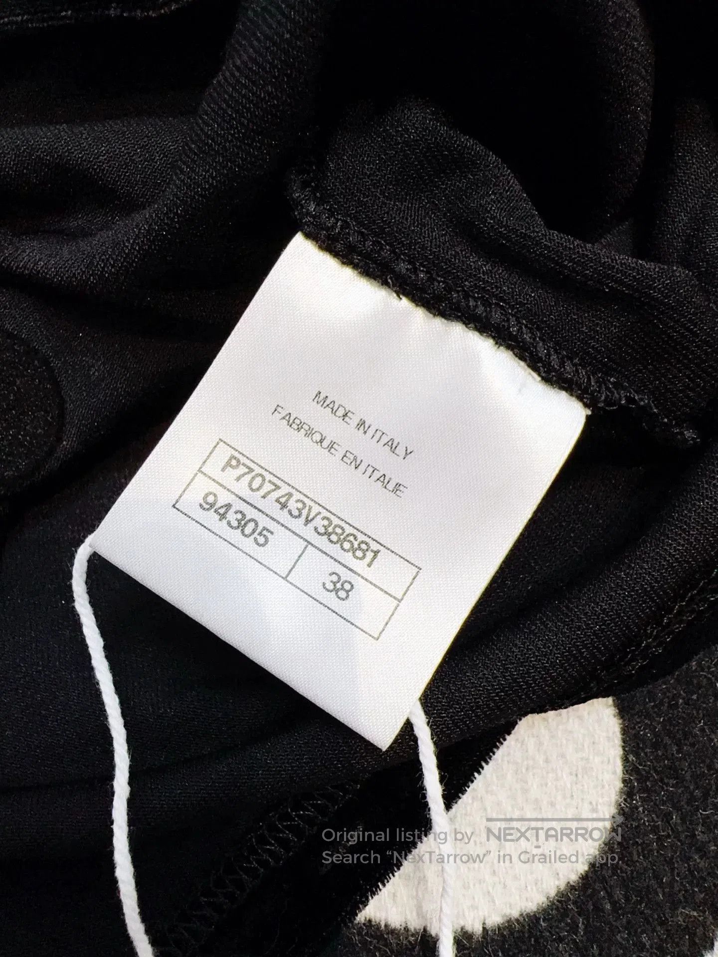 Chanel black velvet sleeveless top with gold embellishments. Size US M / EU 48-50 / 2 - 5 Thumbnail