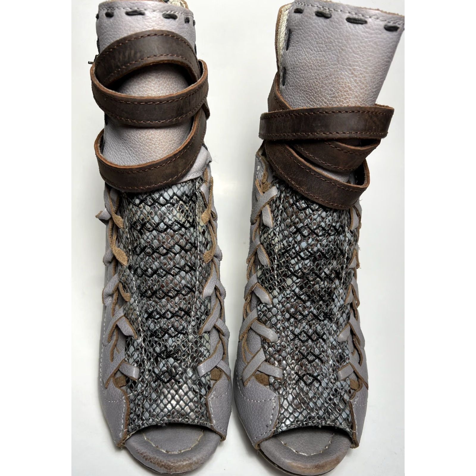 FREEBIRD VINTAGE Freebird Eagle Strappy Ankle Heels Sandals Open Toe Zip Gray Leather Women 7 Mid Heel Block Snake Print Reptile Size US 7 / IT 37 - 3 Thumbnail