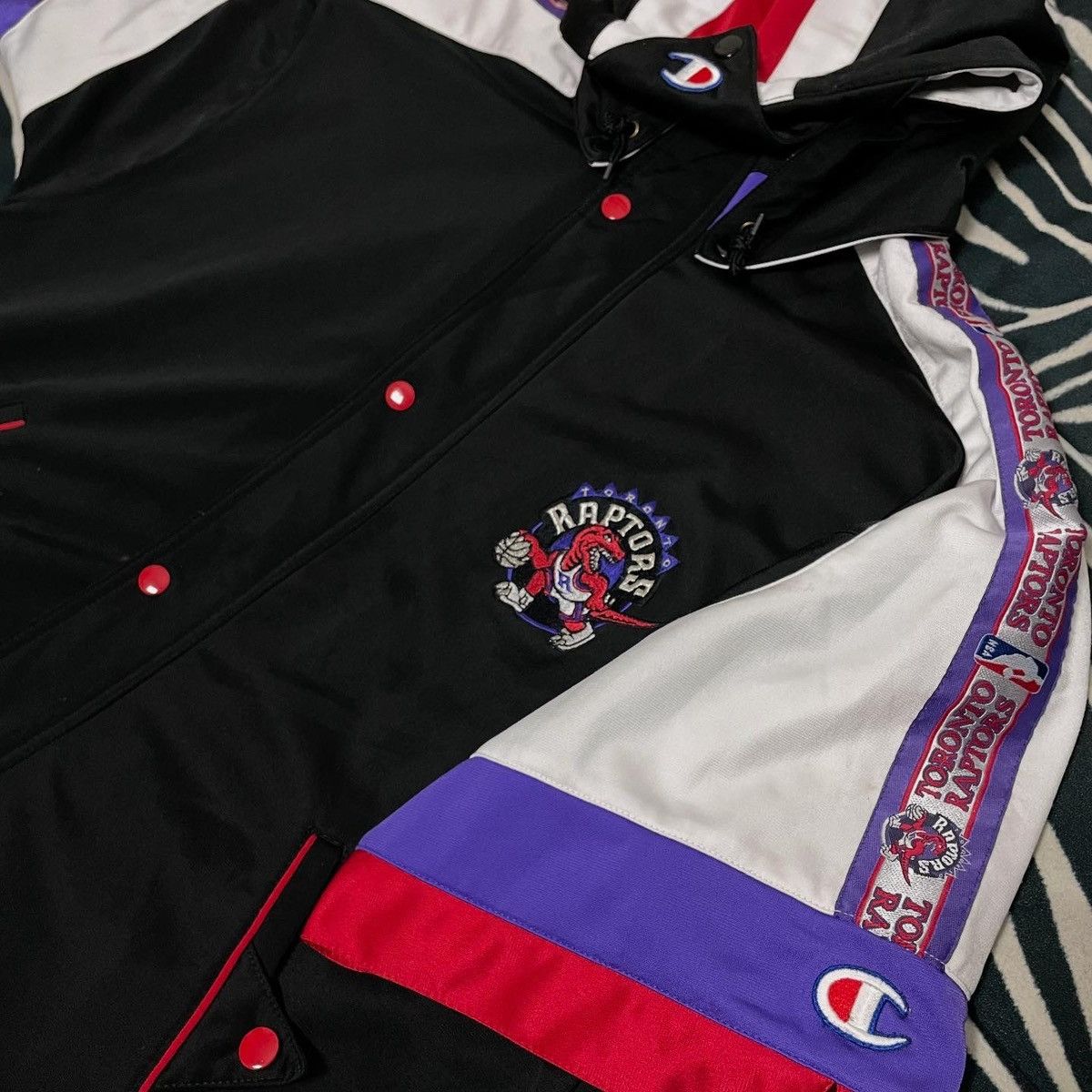 Champion 90s TORONTO RAPTORS CHAMPION HOODIE T-SHIRT RARE Size US M / EU 48-50 / 2 - 4 Thumbnail