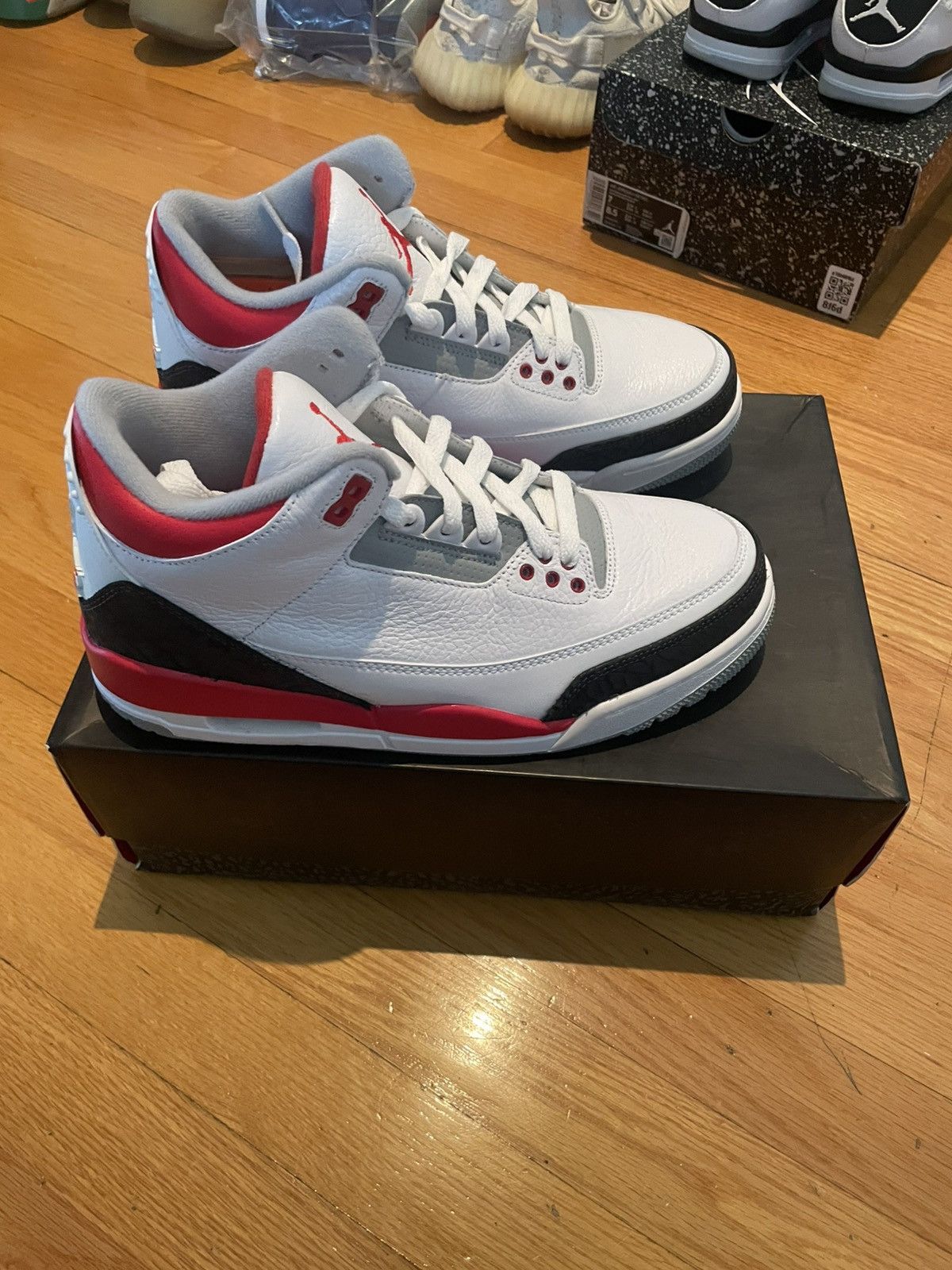 Jordan Brand 2013 fire red 3s retro Size US 8 / EU 41 - 2 Thumbnail