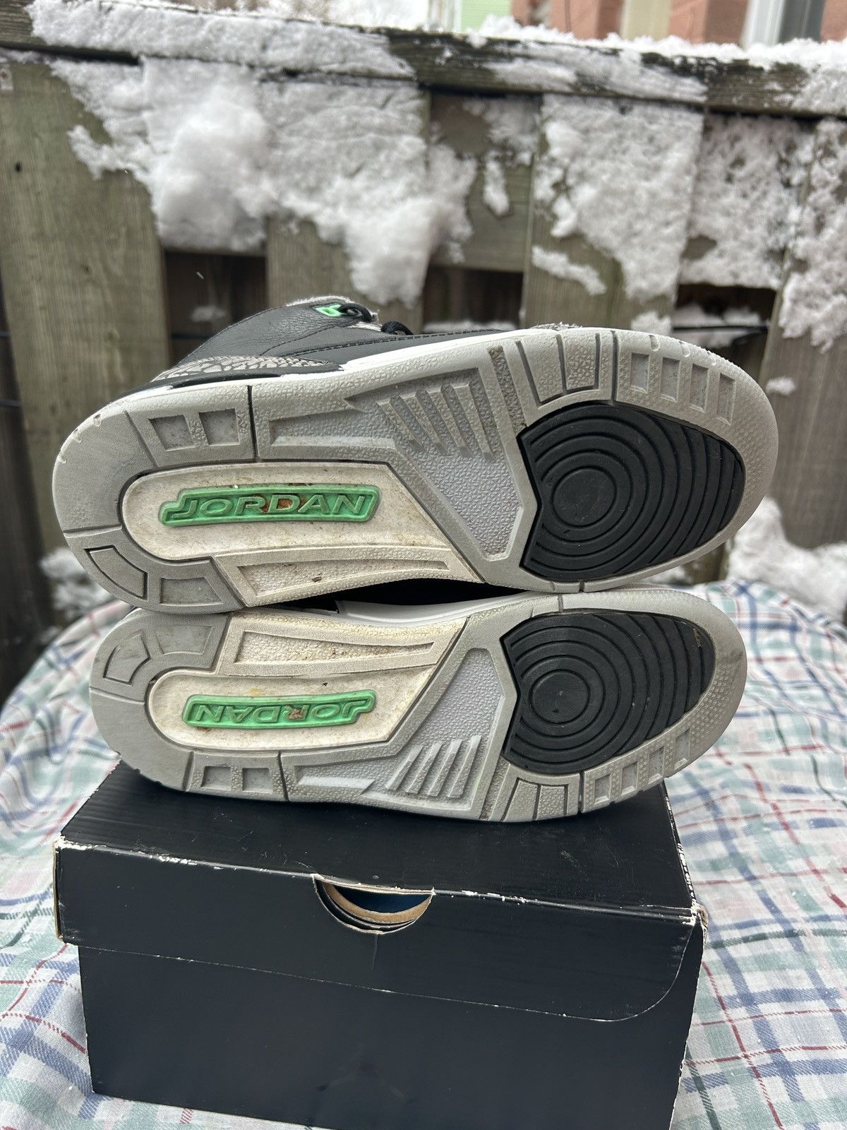 Jordan Brand Jordan 3 GS Cement Grey / Green Glow Size US 4.5 / IT 34.5 - 6 Thumbnail