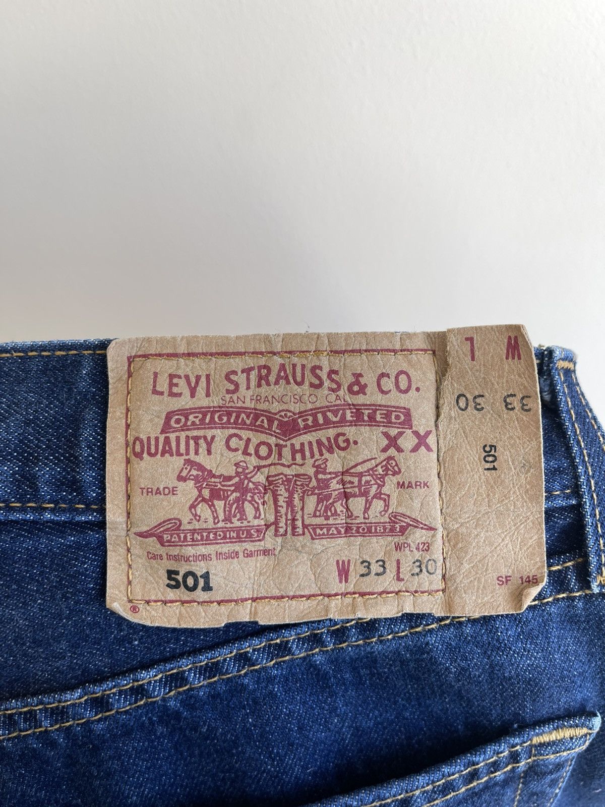 Levi's 501 Tapered Regular Fit 5 Pocket Denim Jeans 2000s 31x30 L30 Size US 31 - 10 Thumbnail