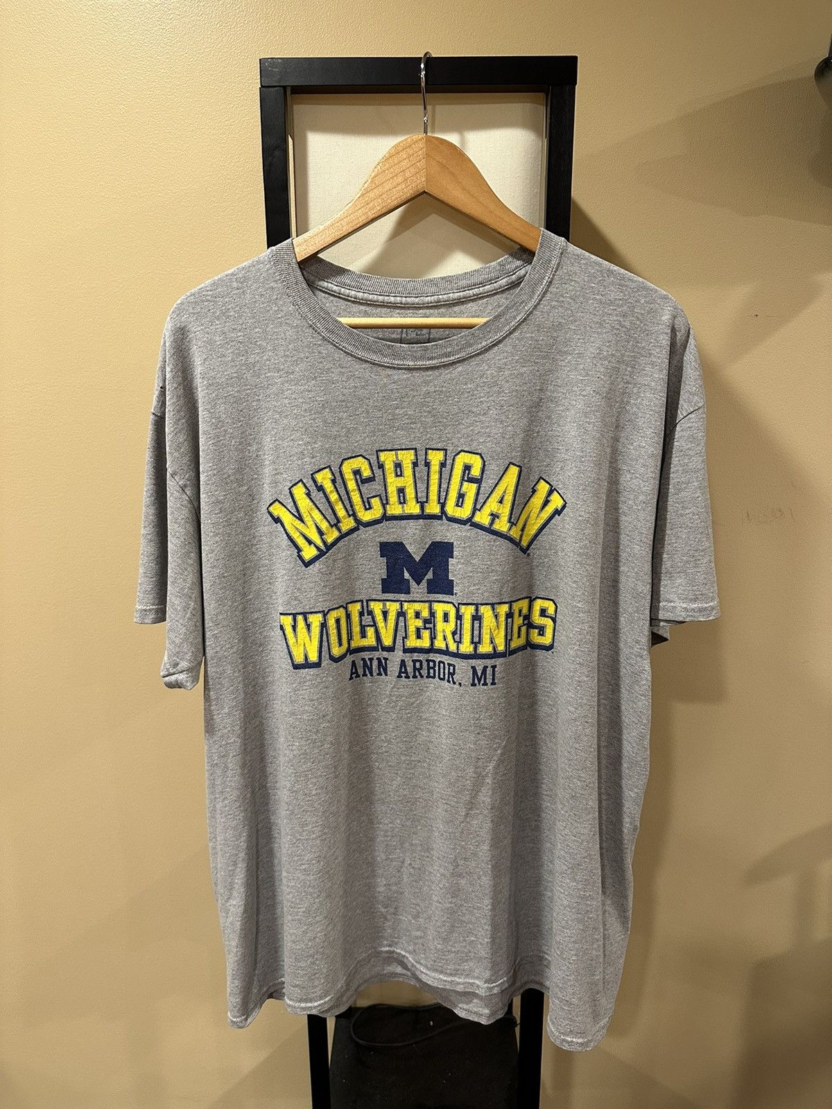 NCAA × Vintage Vintage NCAA Michigan Wolverines Grey T-Shirt Size US XL / EU 56 / 4 - 1 Thumbnail