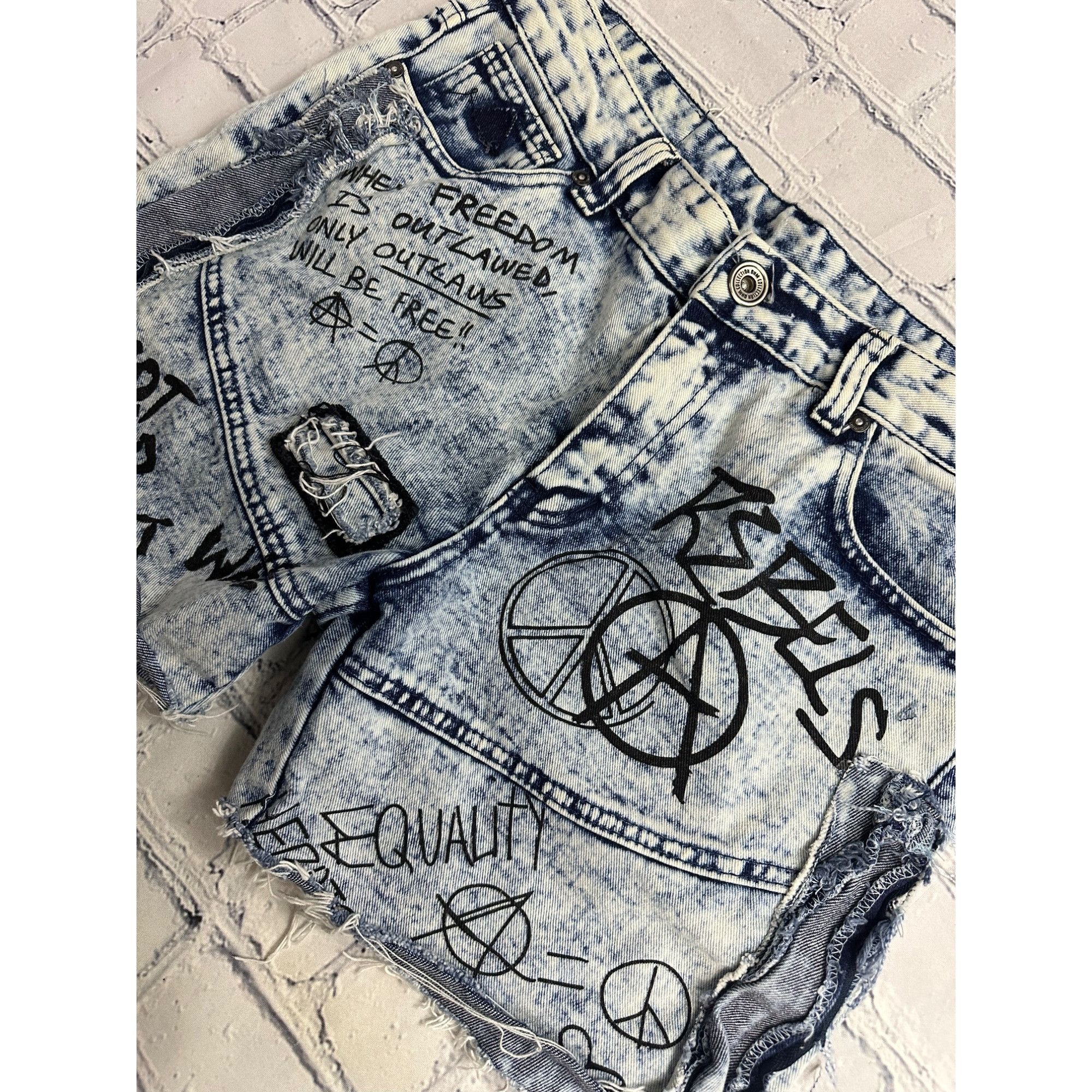 Other Custom Distressed Denim Knee Shorts Size US 32 / EU 48 - 2 Thumbnail