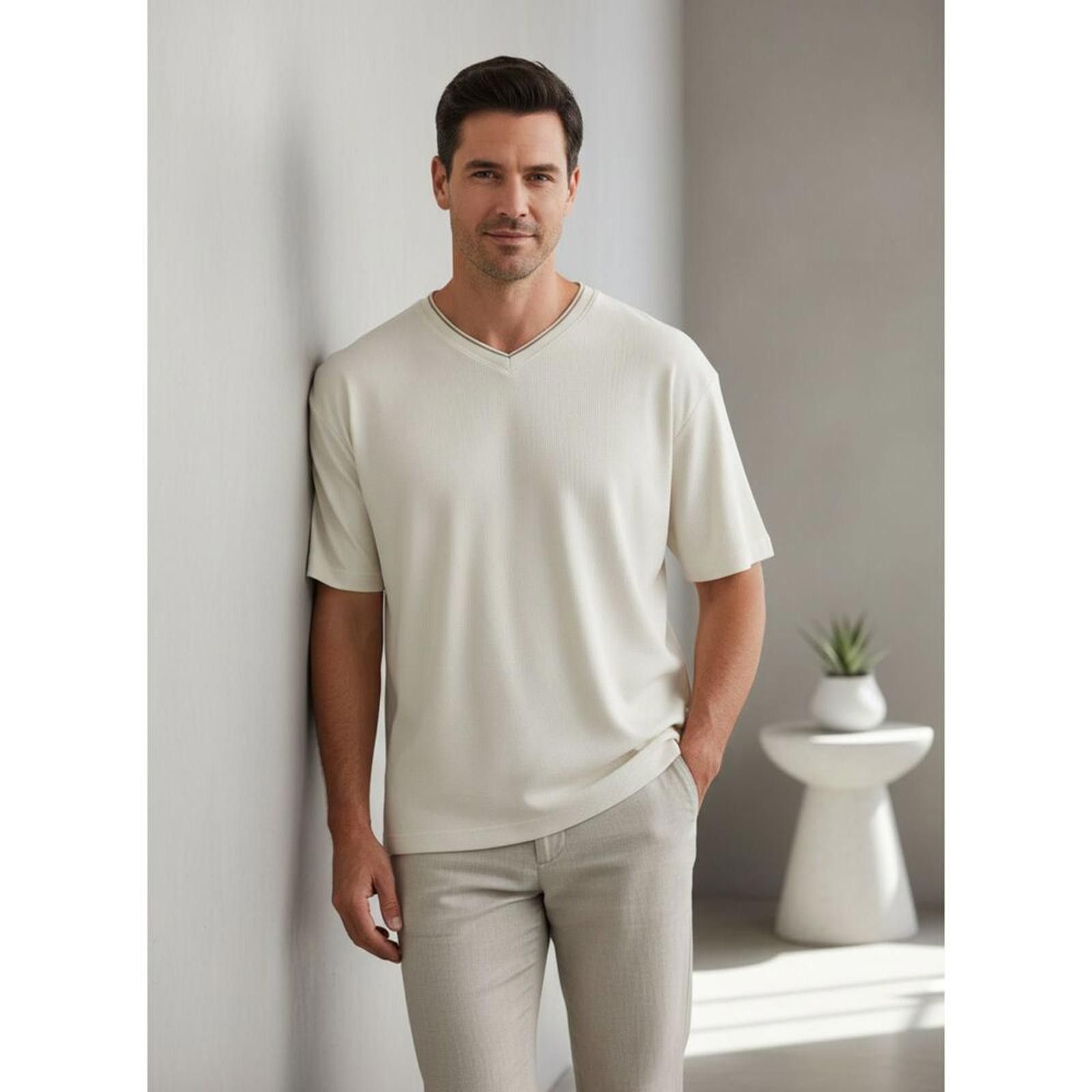 Liz Claiborne Claiborne Men's V-Neck T-Shirt Size M Cream White Size US M / EU 48-50 / 2 - 1 Thumbnail