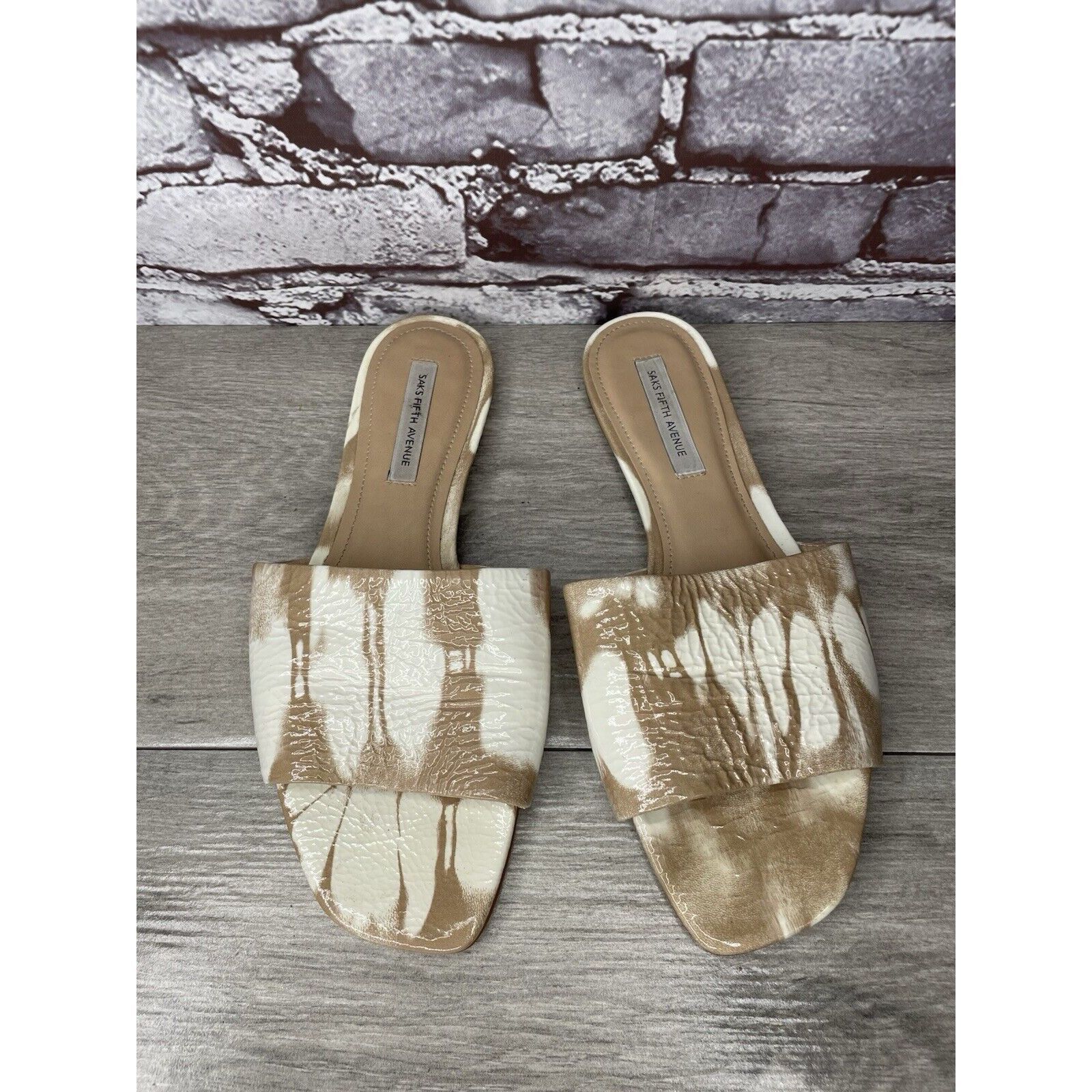 Saks Fifth Avenue Saks Fifth Avenue White Tan Patent Leather Slides Open Toe F Size US 9 / IT 39 - 15 Thumbnail