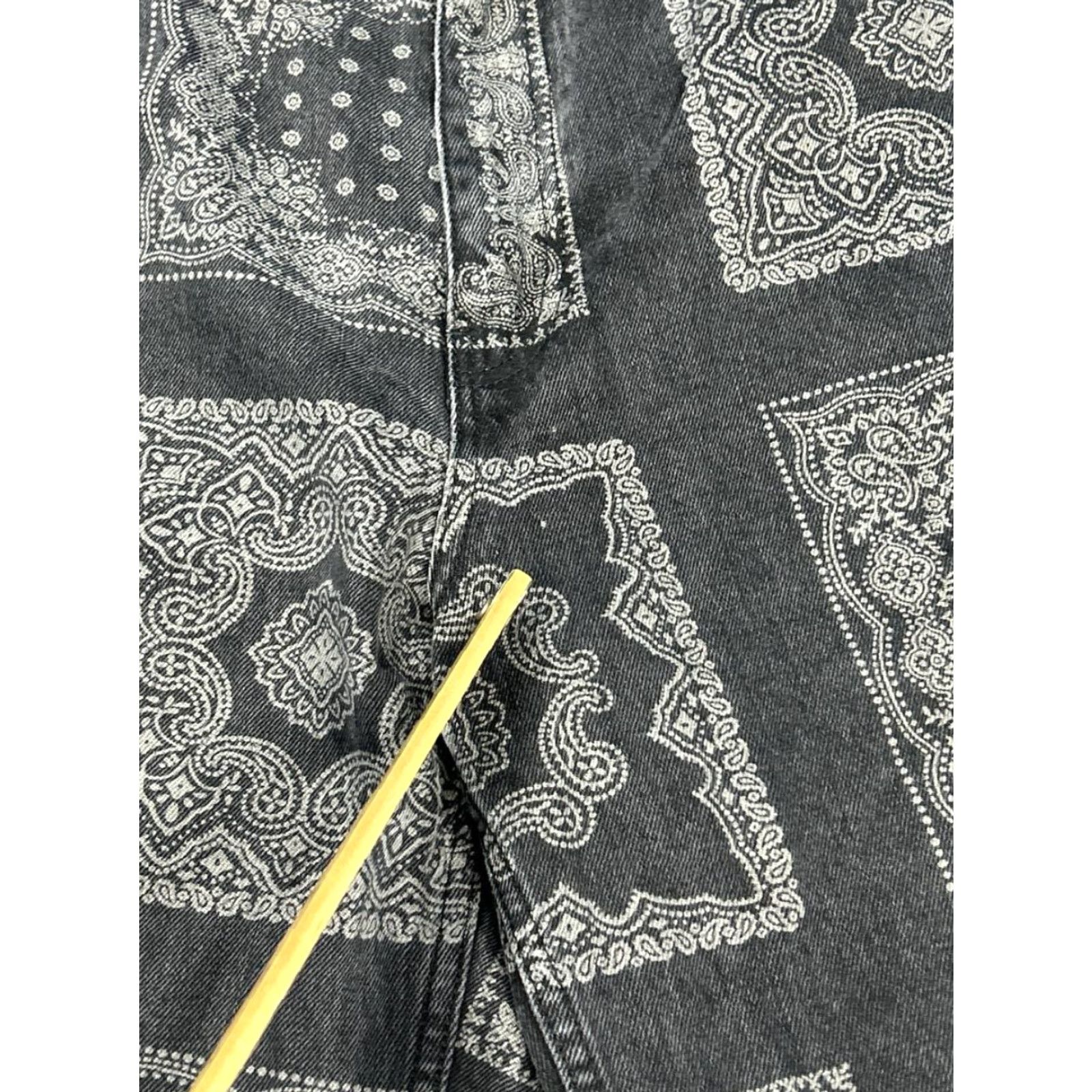Urban Outfitters VINTAGE Urban Outfitters Capris Mens 34 Denim Gray Bandana Bow 17" Inseam jeans Regular Mens Size US 34 / EU 50 - 3 Thumbnail