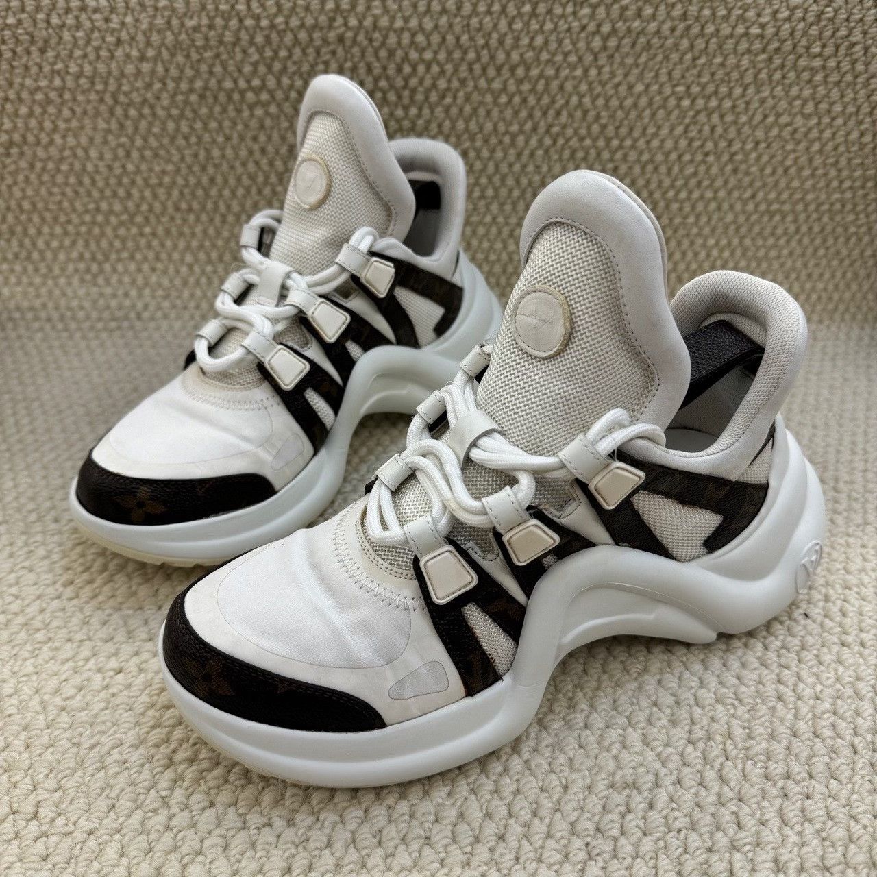 Louis Vuitton Louis Vuitton White Lowtop Sneakers us_5 Women Size US 5 / IT 35 - 1 Thumbnail