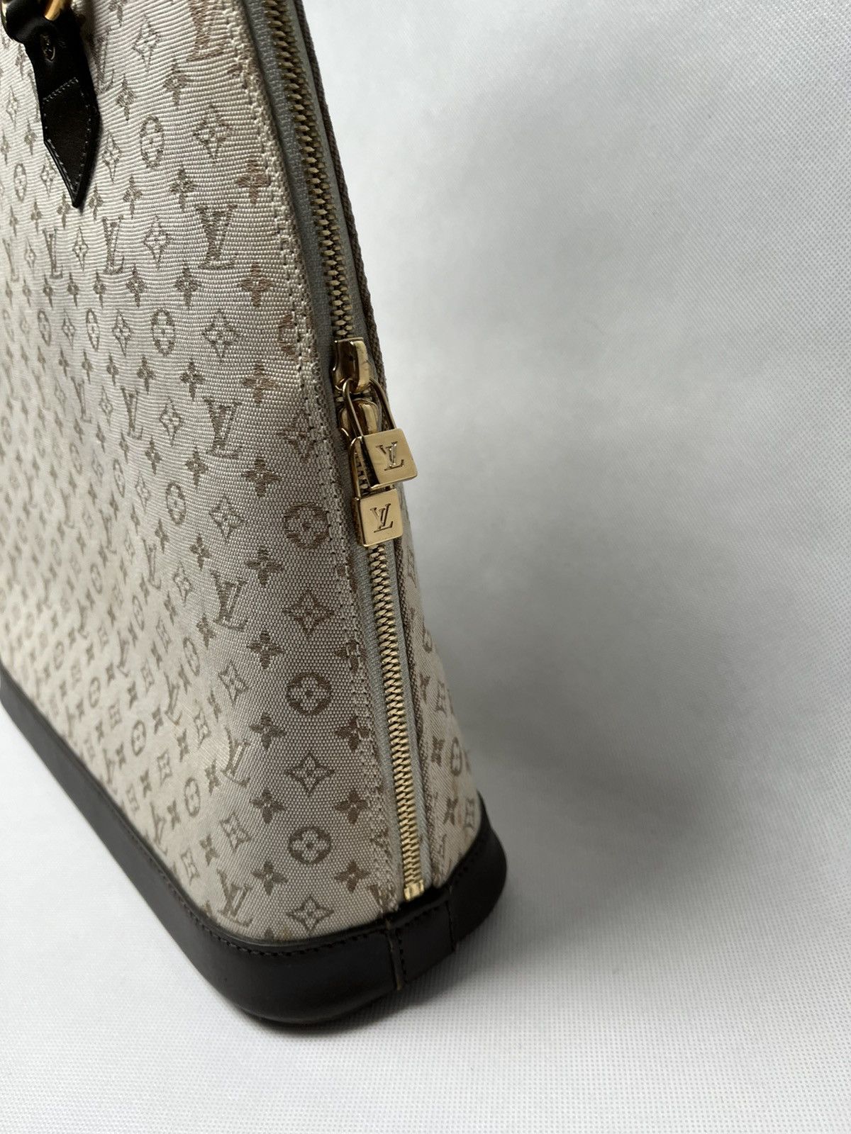 Louis Vuitton Louis Vuitton Alma cloth handbag grey monogram rare Size ONE SIZE - 8 Thumbnail