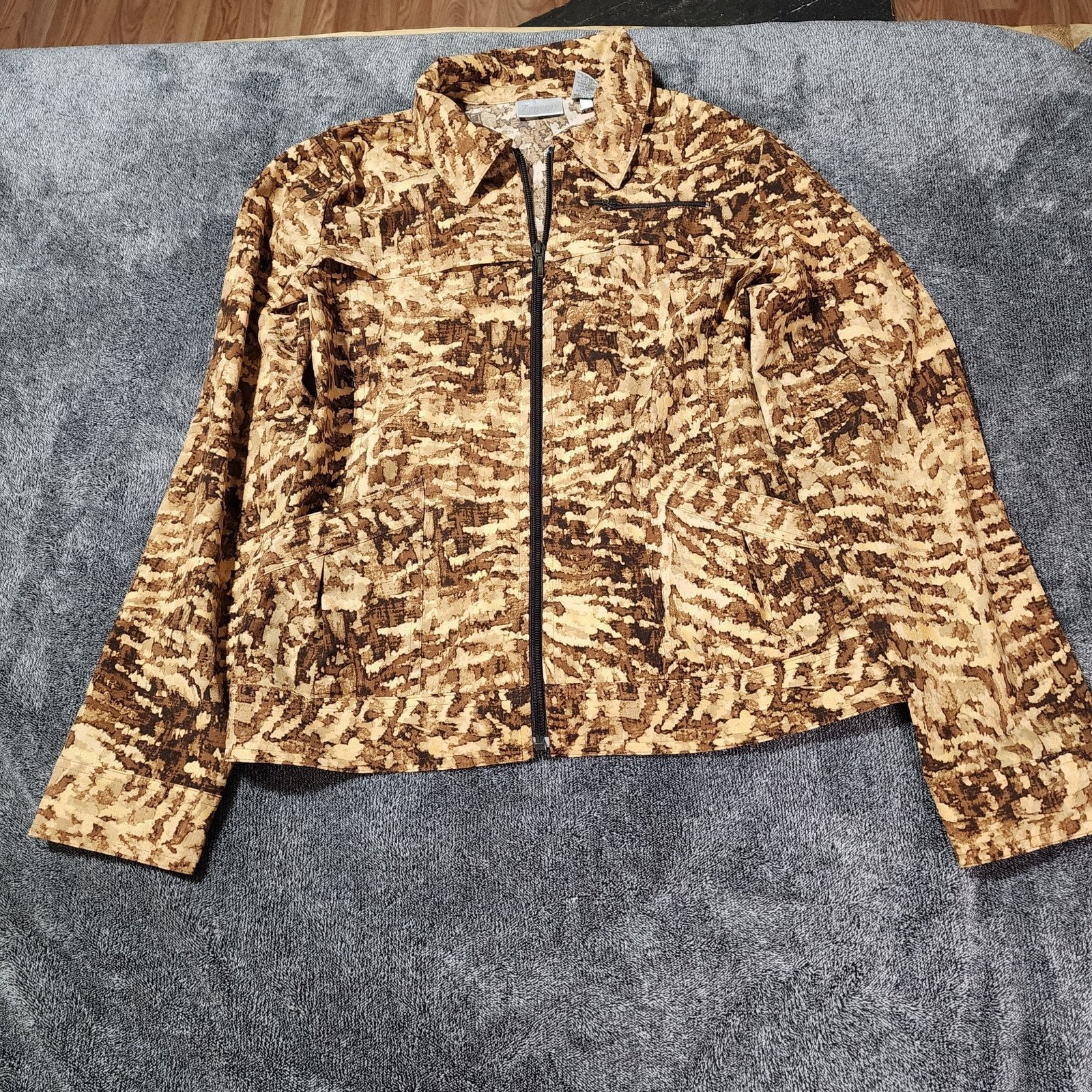 Chicos Chicos Zenergy Animal lightweight Full Zip Jacket Sz 0 2353 Size S / US 4 / IT 40 - 1 Thumbnail