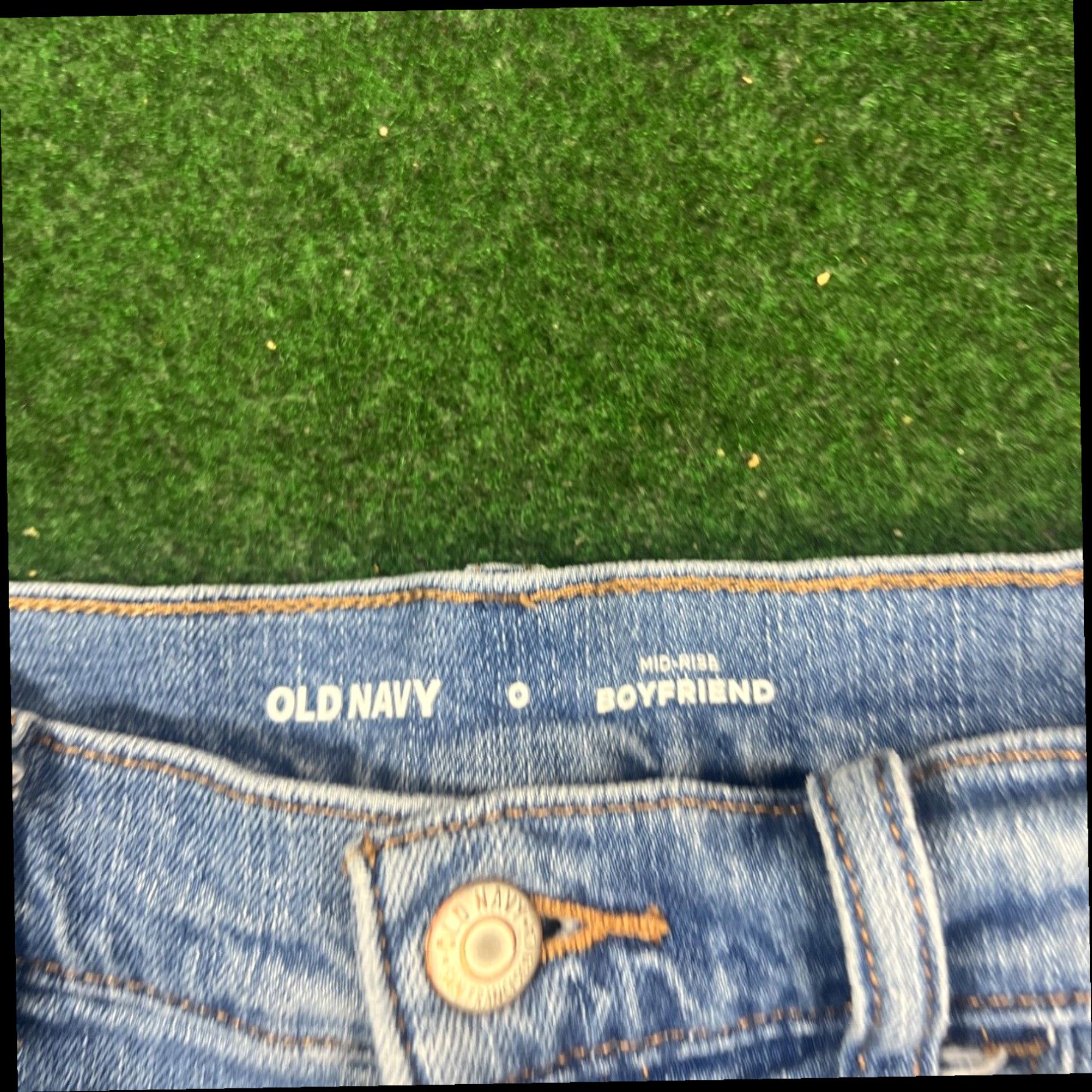 Old Navy Old Navy Boyfriend Cutoffs Jeans Shorts size 0 Blue Denim Mid Rise Raw Hem Size 34" / US 12 / IT 48 - 3 Thumbnail