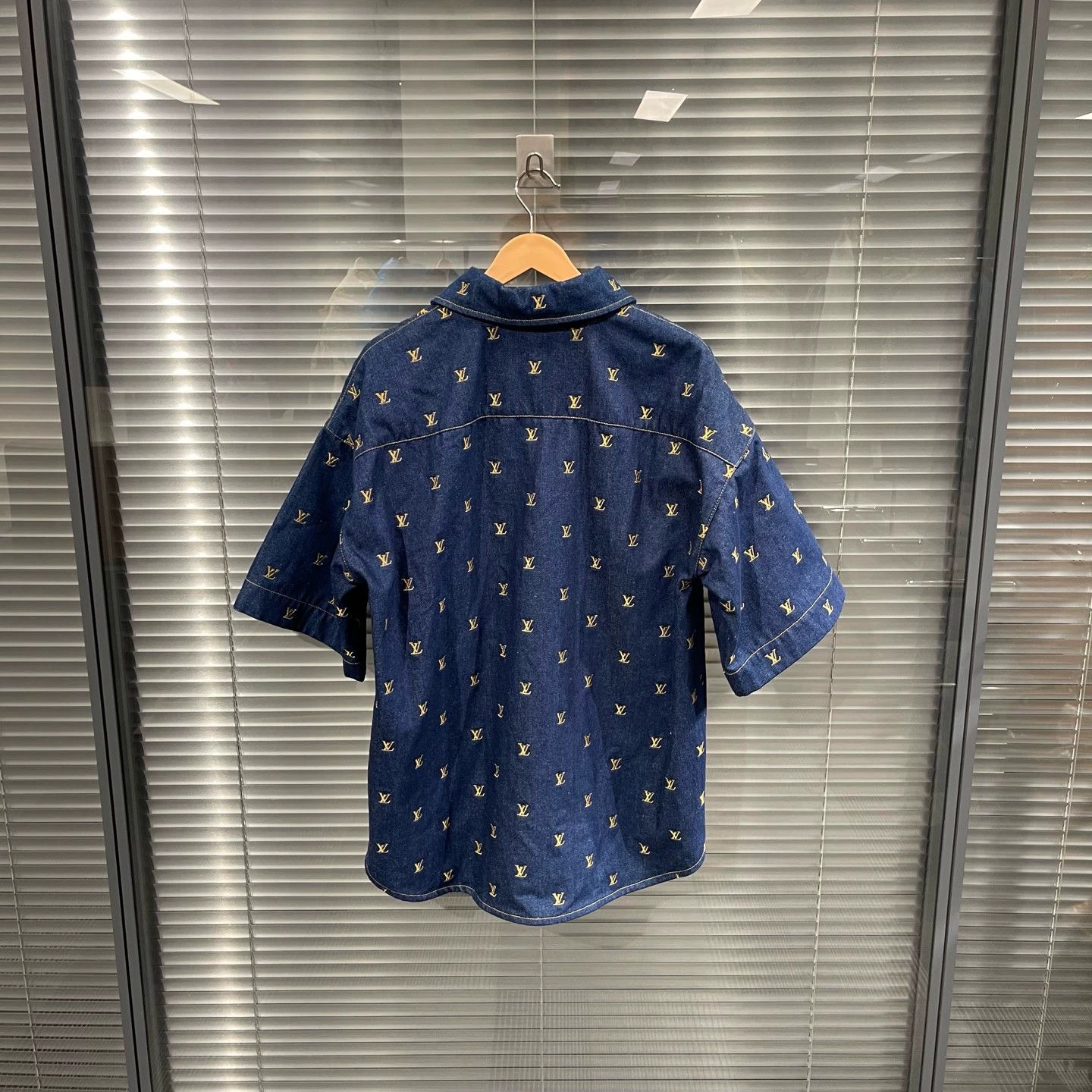 Louis Vuitton LV PW x Gold Embroidered All Over Short Sleeve Denim Shirt L Size US L / EU 52-54 / 3 - 2 Thumbnail
