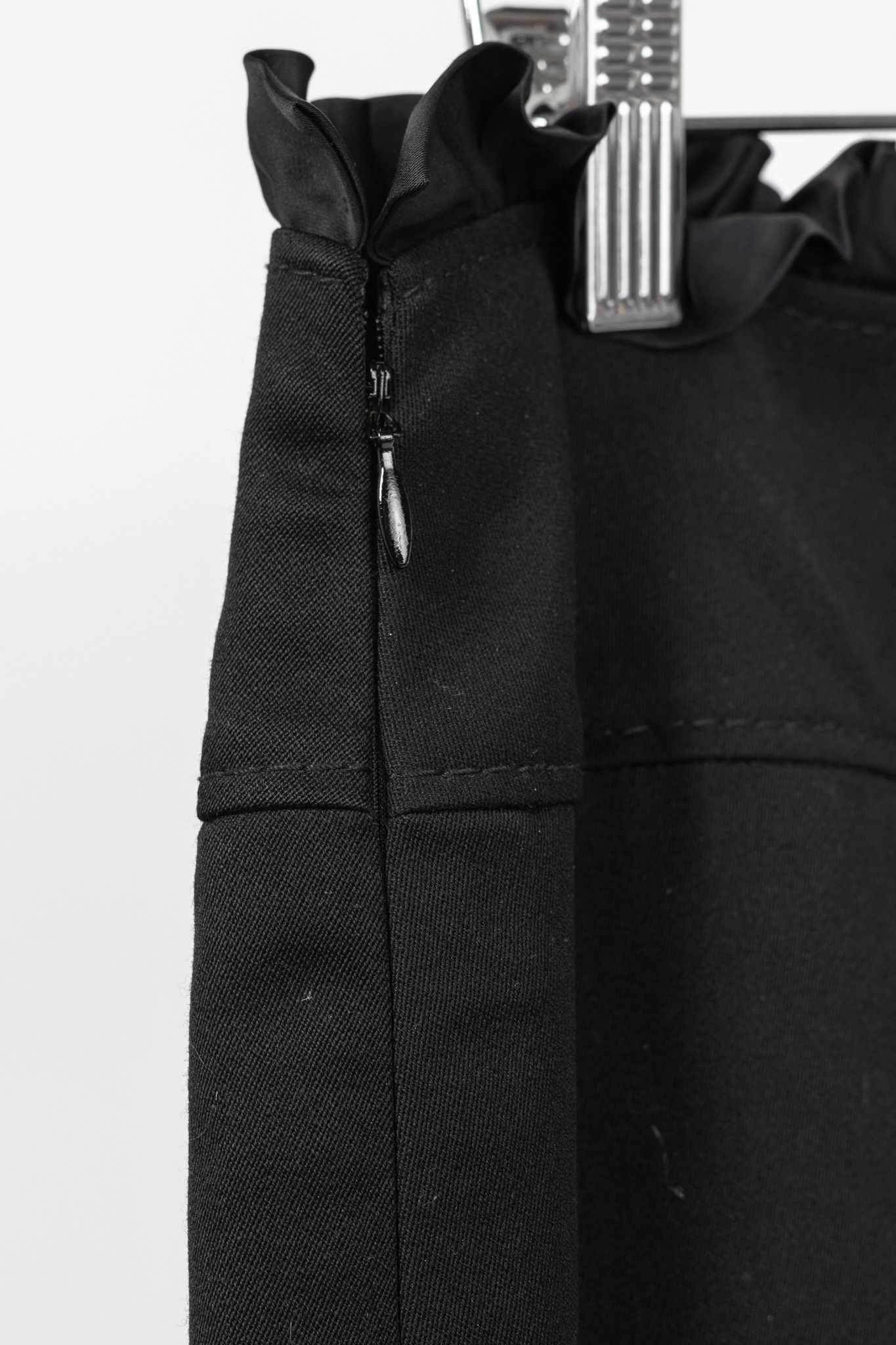Valentino Valentino Black Wool Ruffle-Waist Pencil Skirt Size 30" / US 8 / IT 44 - 6 Thumbnail