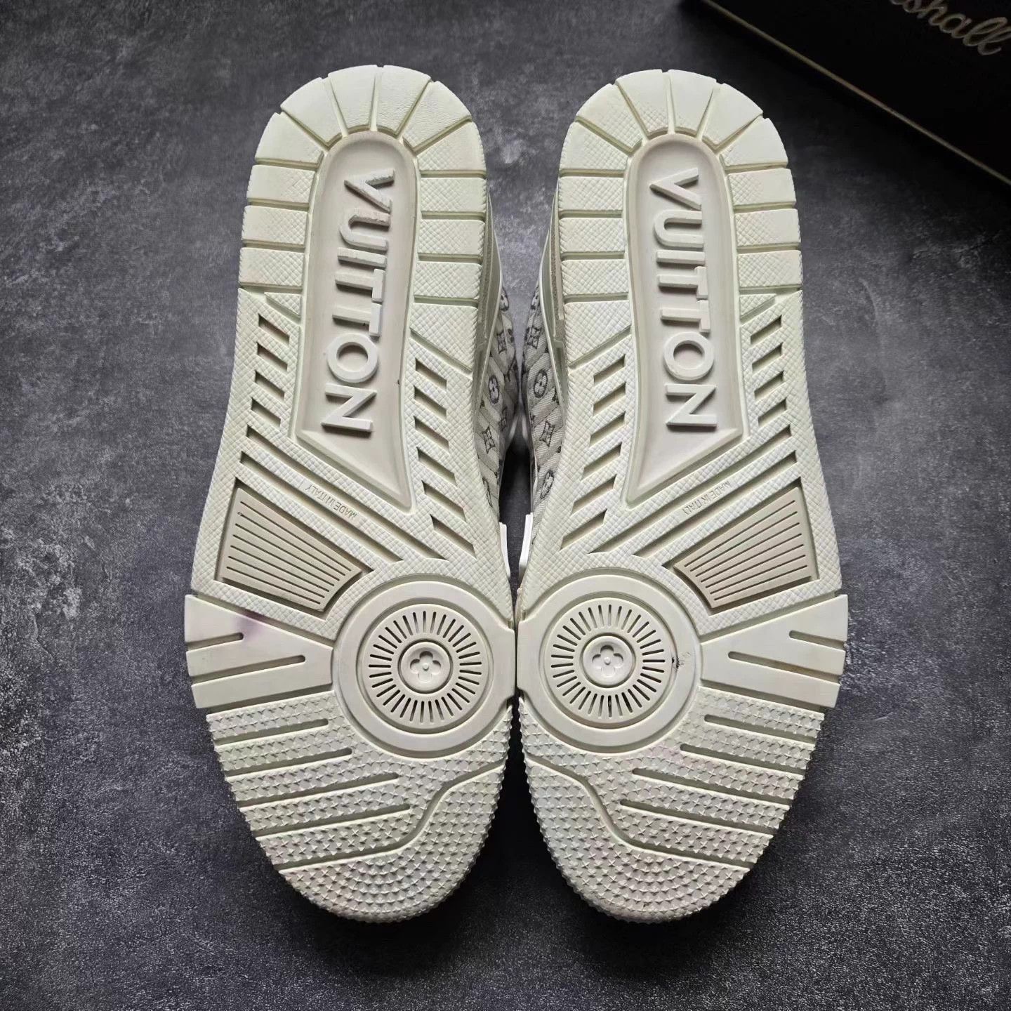 Louis Vuitton LV TRAINER Grey Monogram Sneakers 7.5/41.5 Size US 7.5 / EU 40-41 - 7 Thumbnail