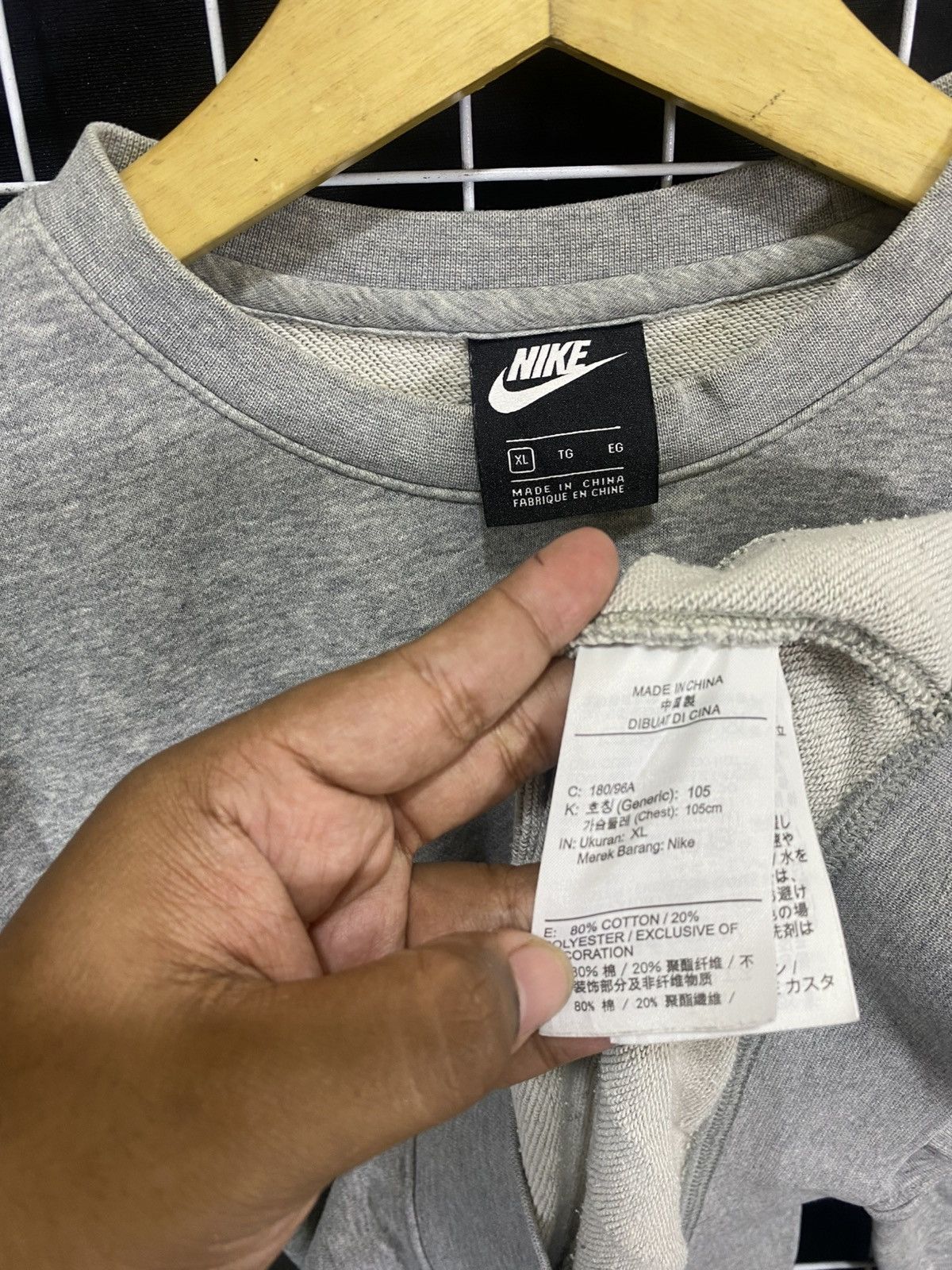Nike NIKE SMALL LOGO CREWNECK Size US XL / EU 56 / 4 - 4 Thumbnail