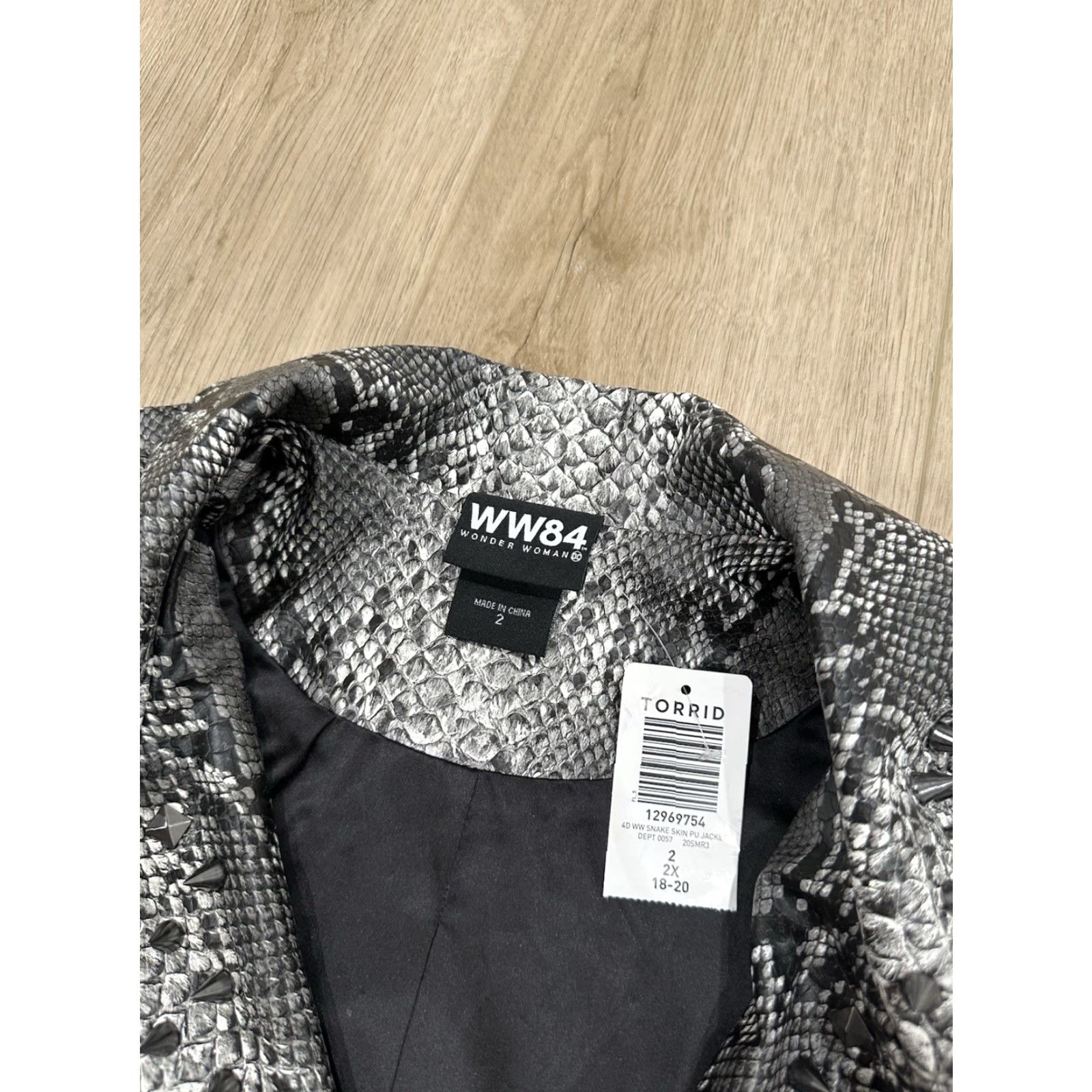 Torrid VINTAGE Wonder Woman 1984 Jacket Women 2XL Gray Slitherskin Studded Faux Leather Torrid Motorcycle Jacket Women Size XXL / US 16-18 / IT 52-54 - 5 Thumbnail