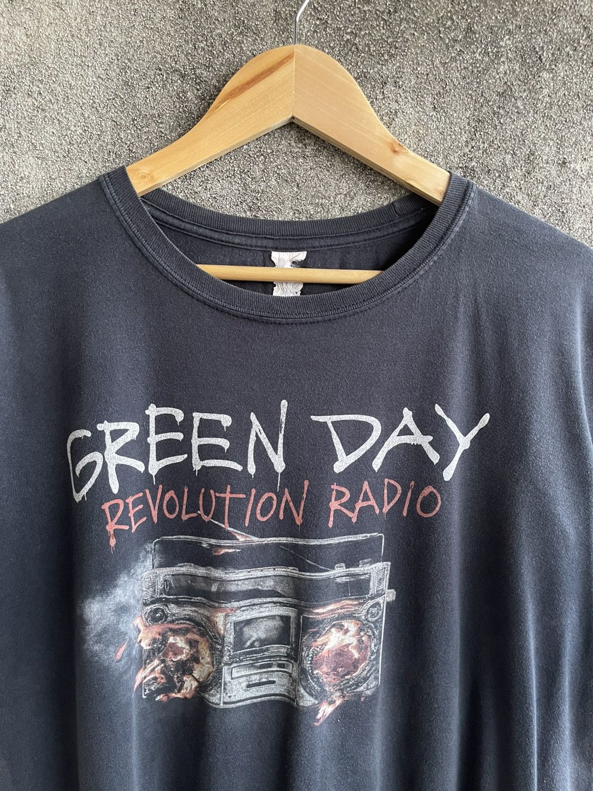 Band Tees Vintage💢GREEN DAY💢REVOLUTION RADIO TOUR 2017 Sun Faded Tee Size US XL / EU 56 / 4 - 4 Thumbnail