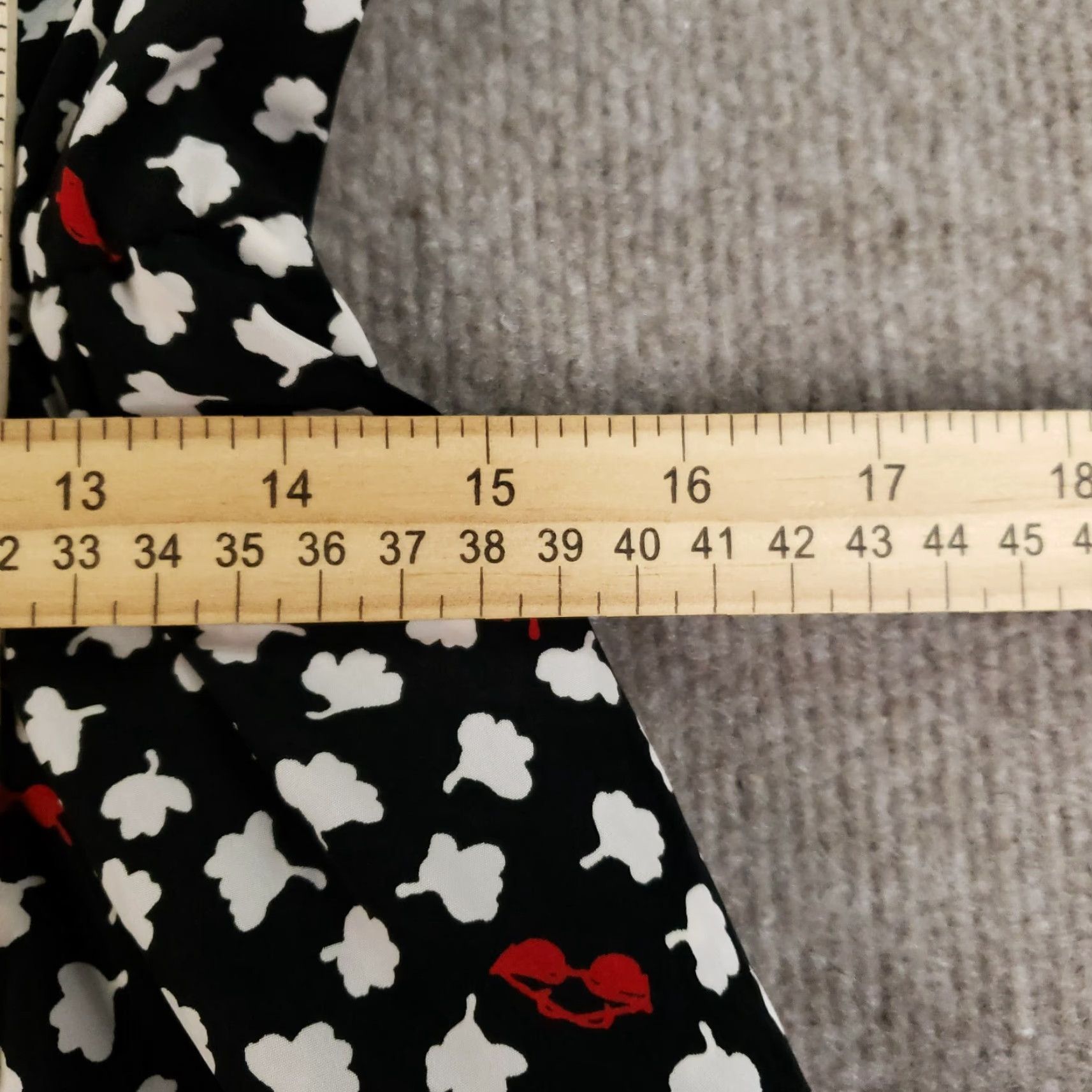 Vintage Maeve Dress Womens Small Short Sleeve Black Red White Floral Mini V-Neck Pullover Size 28" / US 6 / IT 42 - 4 Thumbnail