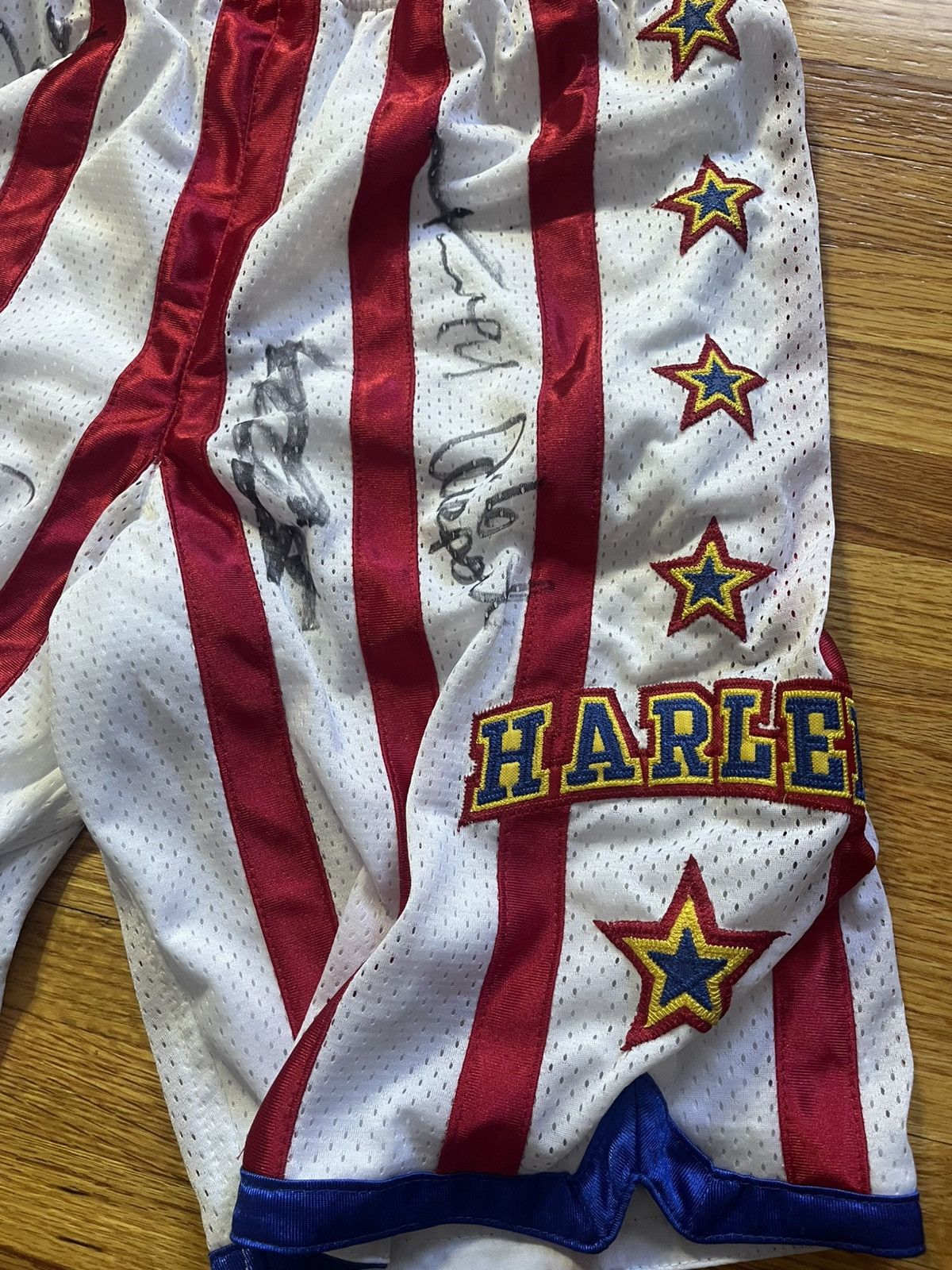 NBA Vintage Harlem Globetrotters Shorts Signed Size US 30 / EU 46 - 2 Thumbnail