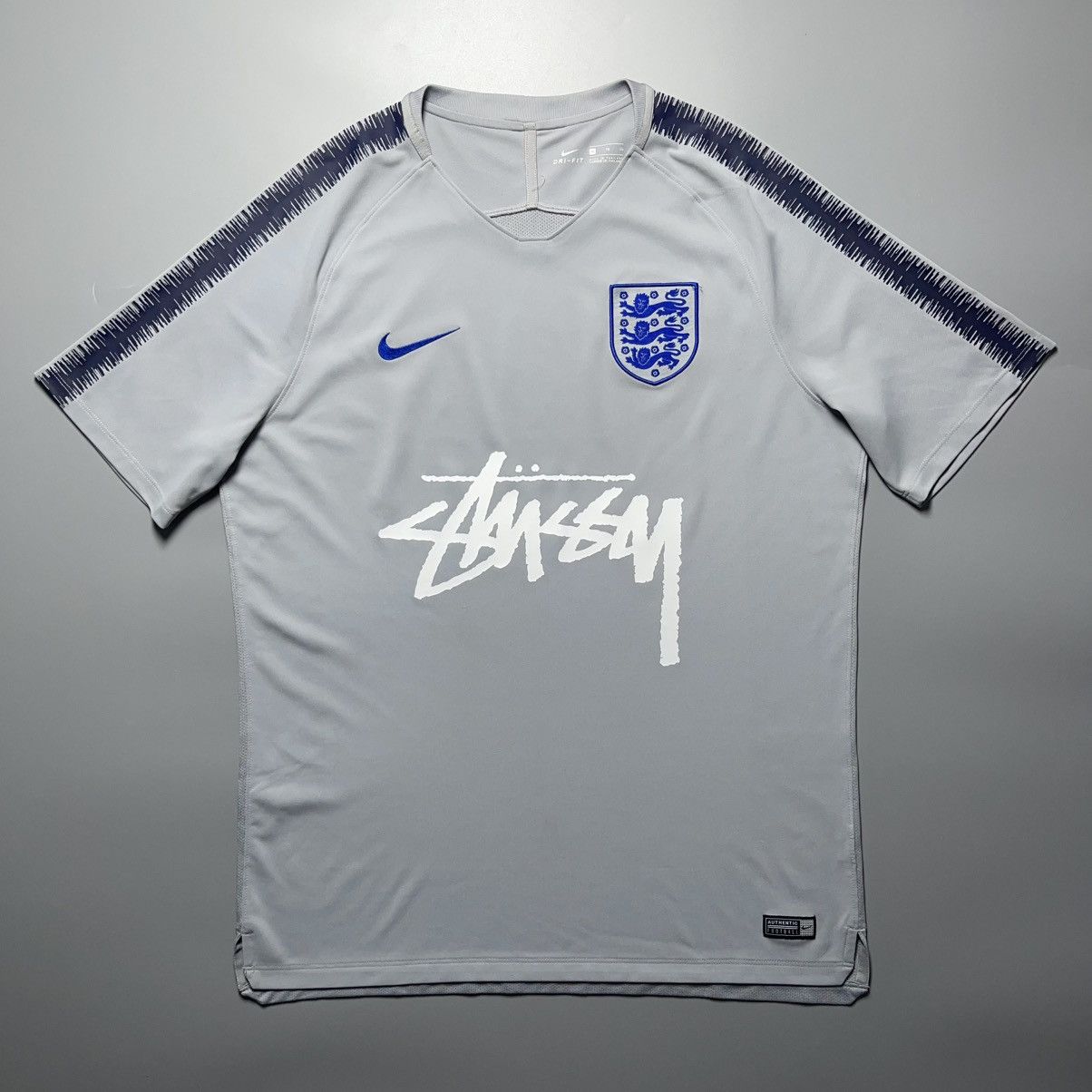 Vintage ENGLAND x STUSSY NIKE 2018 FOOTBALL SOCCER TRAINING JERSEY Size US XL / EU 56 / 4 - 1 Thumbnail