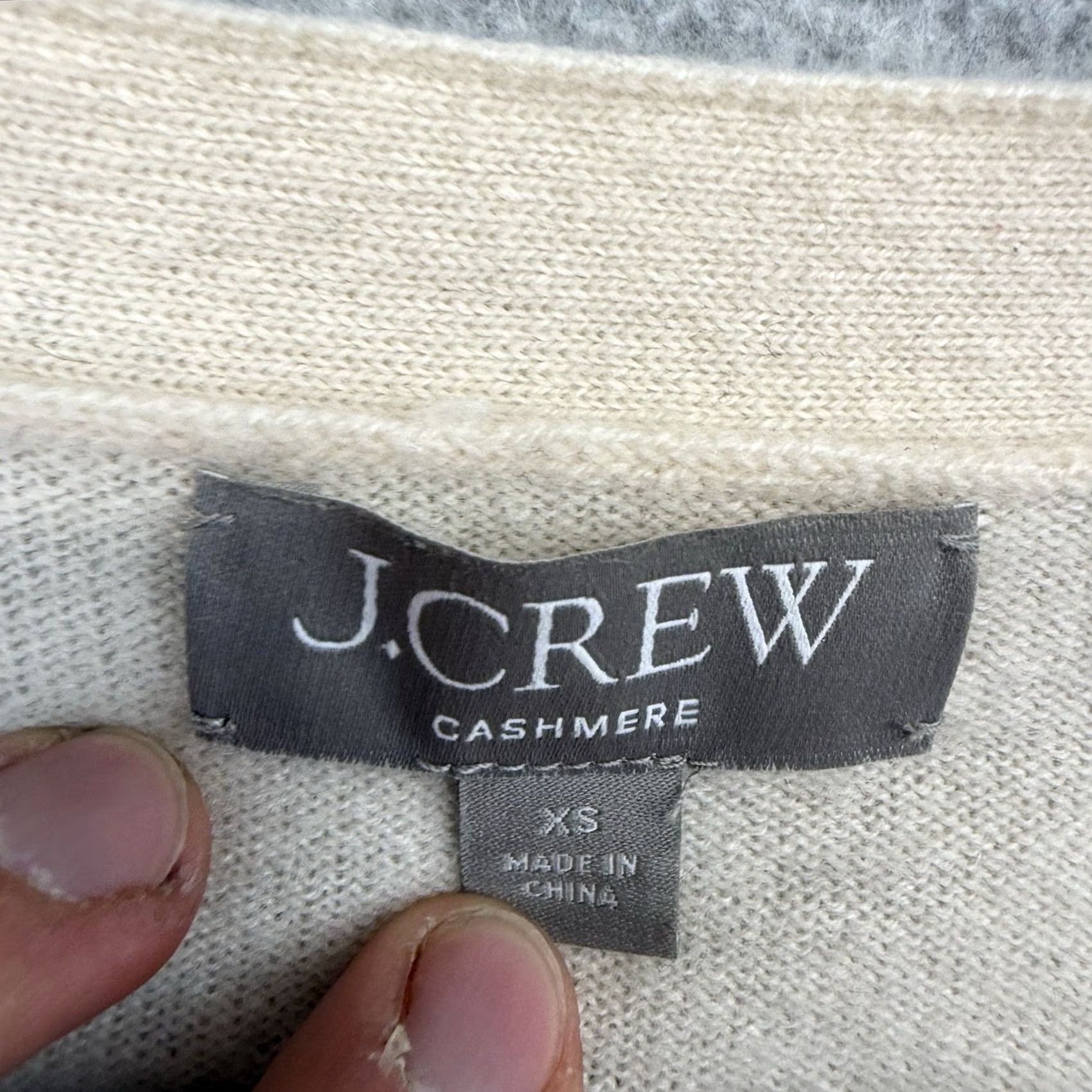 Vintage J Crew Cardigan Women XS Beig e 100% Cashmere V-Neck Button Long Sleeve Regular Size Size XS / US 0-2 / IT 36-38 - 4 Thumbnail