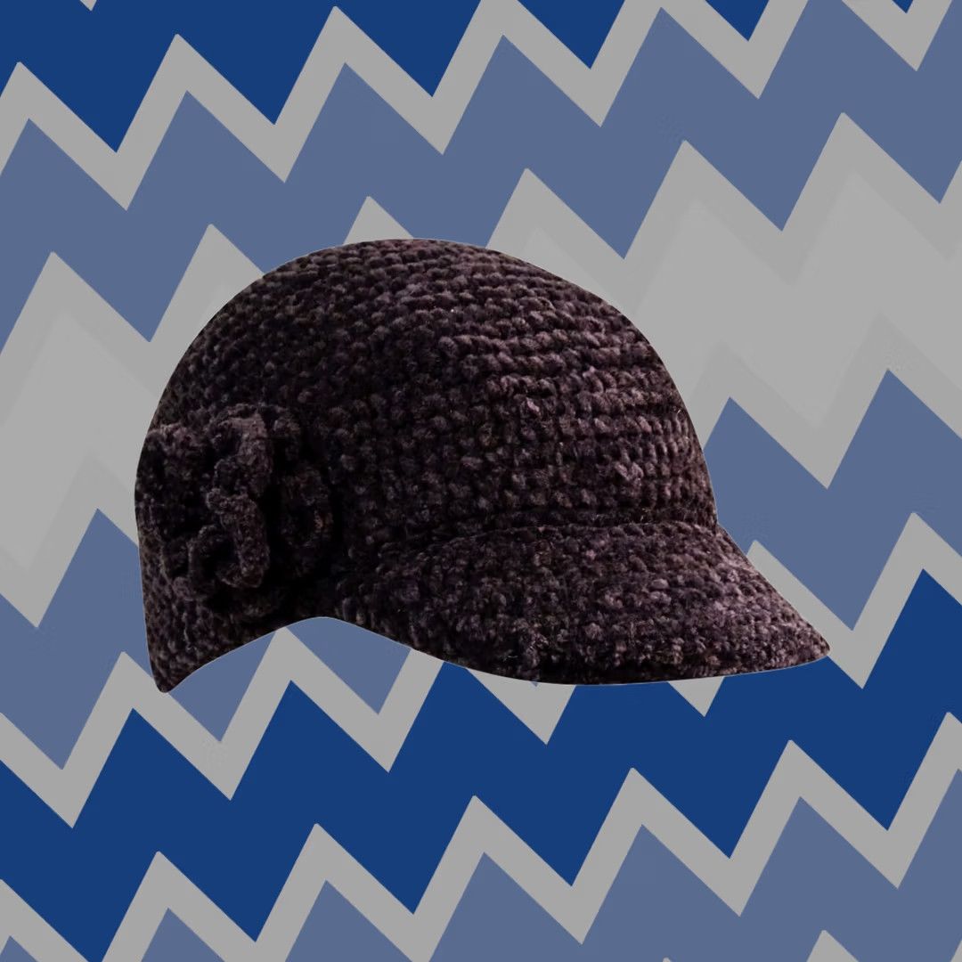 Vintage VINTAGE August Accessories Newsboy/Cabbie Brown One Size Womens Brown Flower Detail Chunky Knit Newsboy Cap Size ONE SIZE - 1 Thumbnail